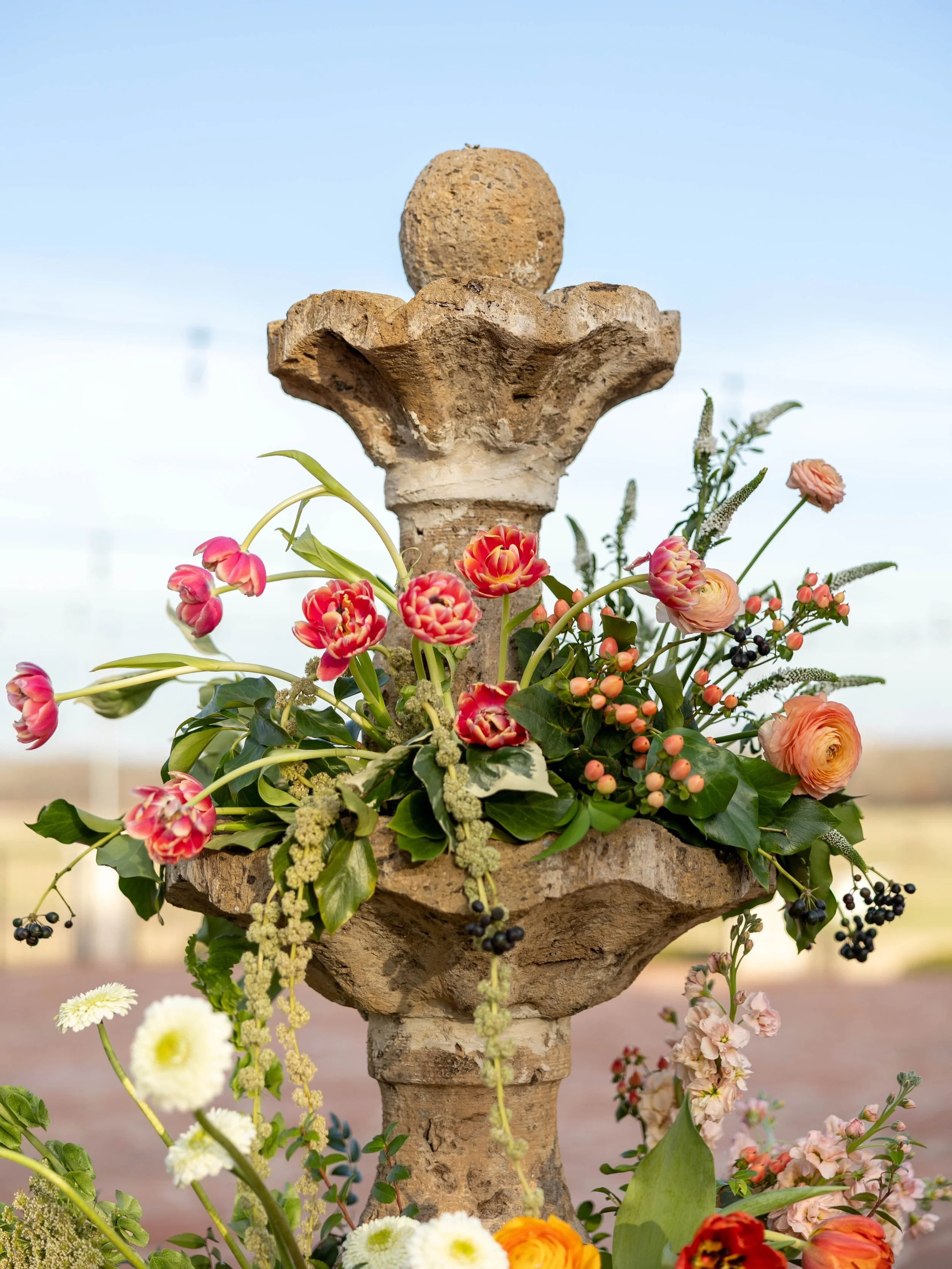 A simple fountain, transformed into a statement piece ⛲️✨

Venue | @lariomansion
Planner | @bluelilyweddingco
Photographer | @redbranchphotoandfilm
Florals | @bloomingalsfloral
Magazine | @blissbridalmagazine 

#weddingfloraldesign #weddinginspiratio