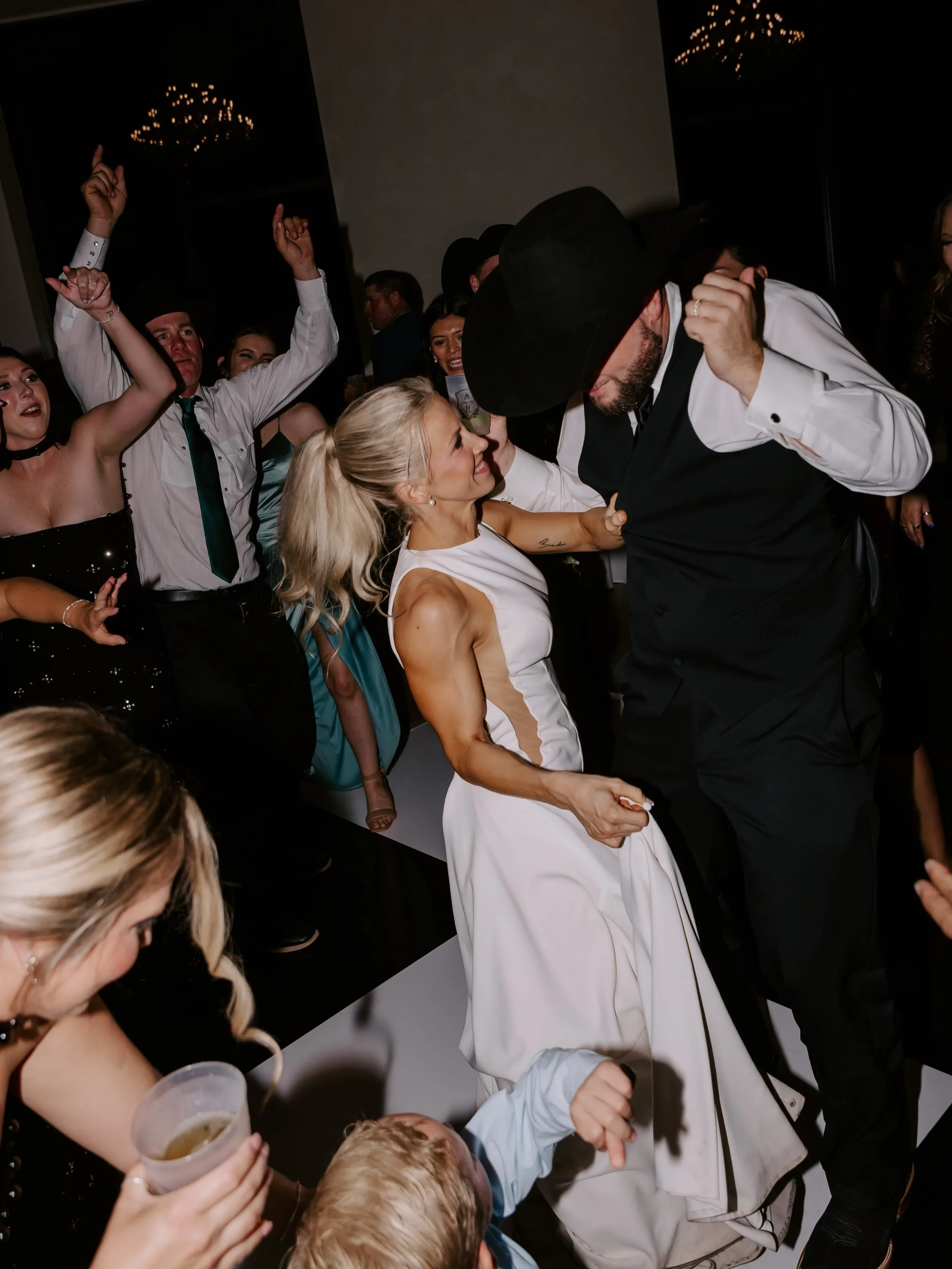 Dancing all night long with the Mitchells!!! 🪩🍾✨

Venue | @prairiechapelplace
Wedding Planner | @bluelilyweddingco
Photographer | @emmacatemcnewphotography
Videographer | @epweddingfilms
Florals | @hollyandtwinee
Cake | @lucispastry
DJ | @banks_med