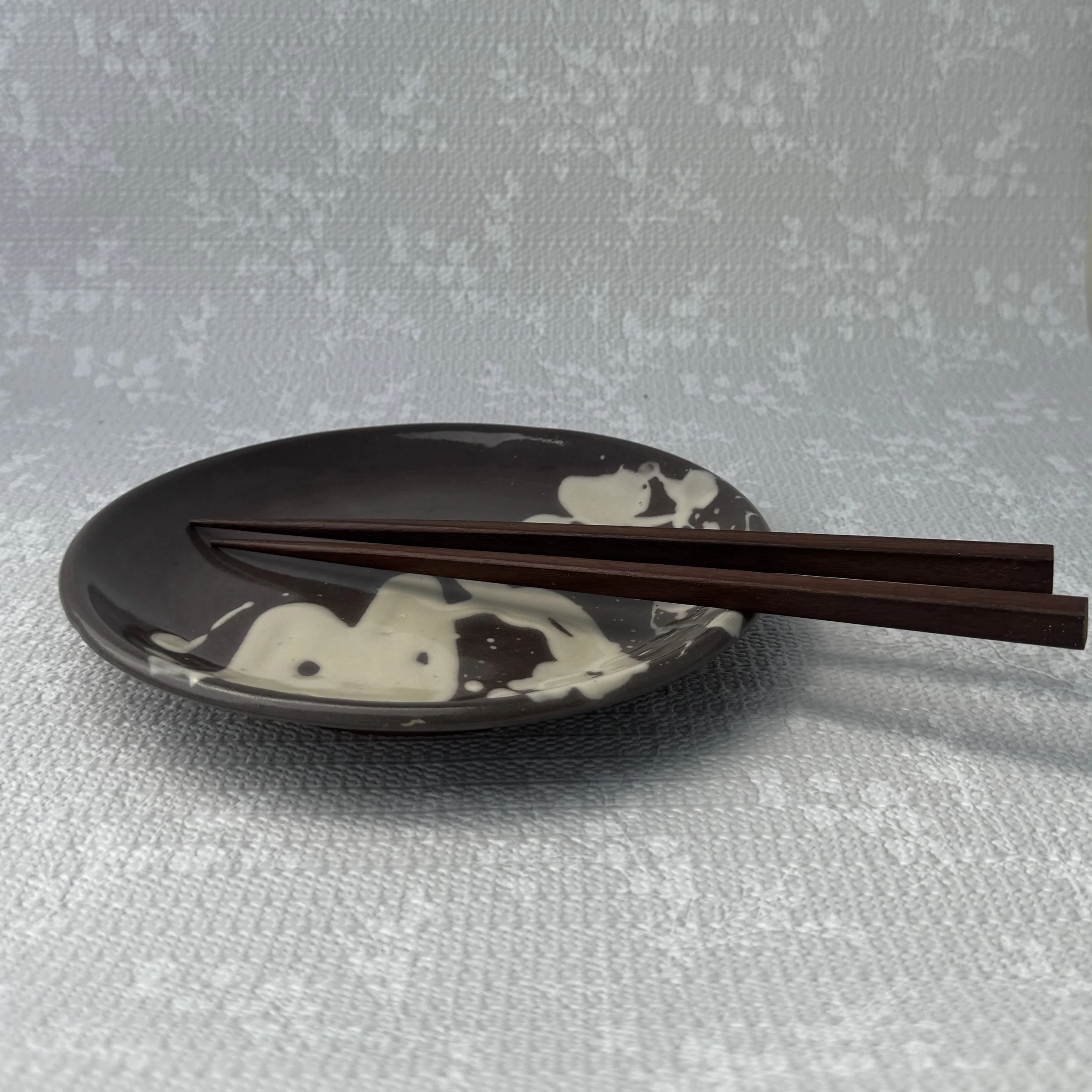 plate_brown-white-spatter_with-chopsticks.jpg