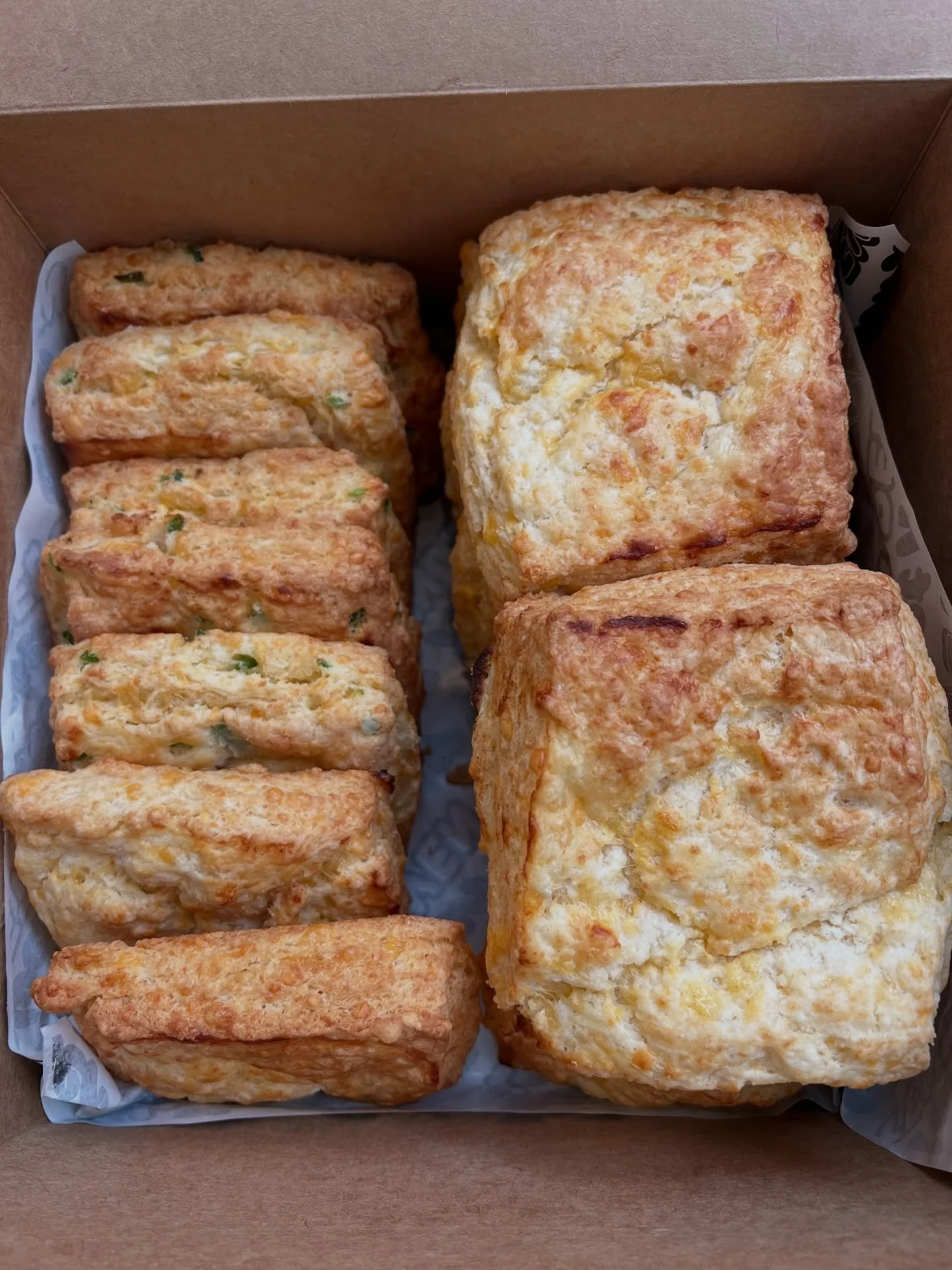 💖🔥Cheddar Jalape&ntilde;o &amp; Cheddar Green Onion Biscuits 🔥💖