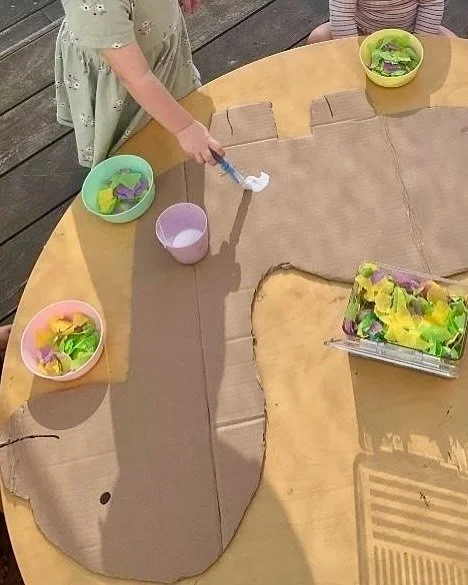 Last week our clever toddlers worked together to create a beautiful dinosaur collage. This activity was great for developing the children's emerging fine motor skills while working collaboratively on a shared project. 
🦖🦕🦖