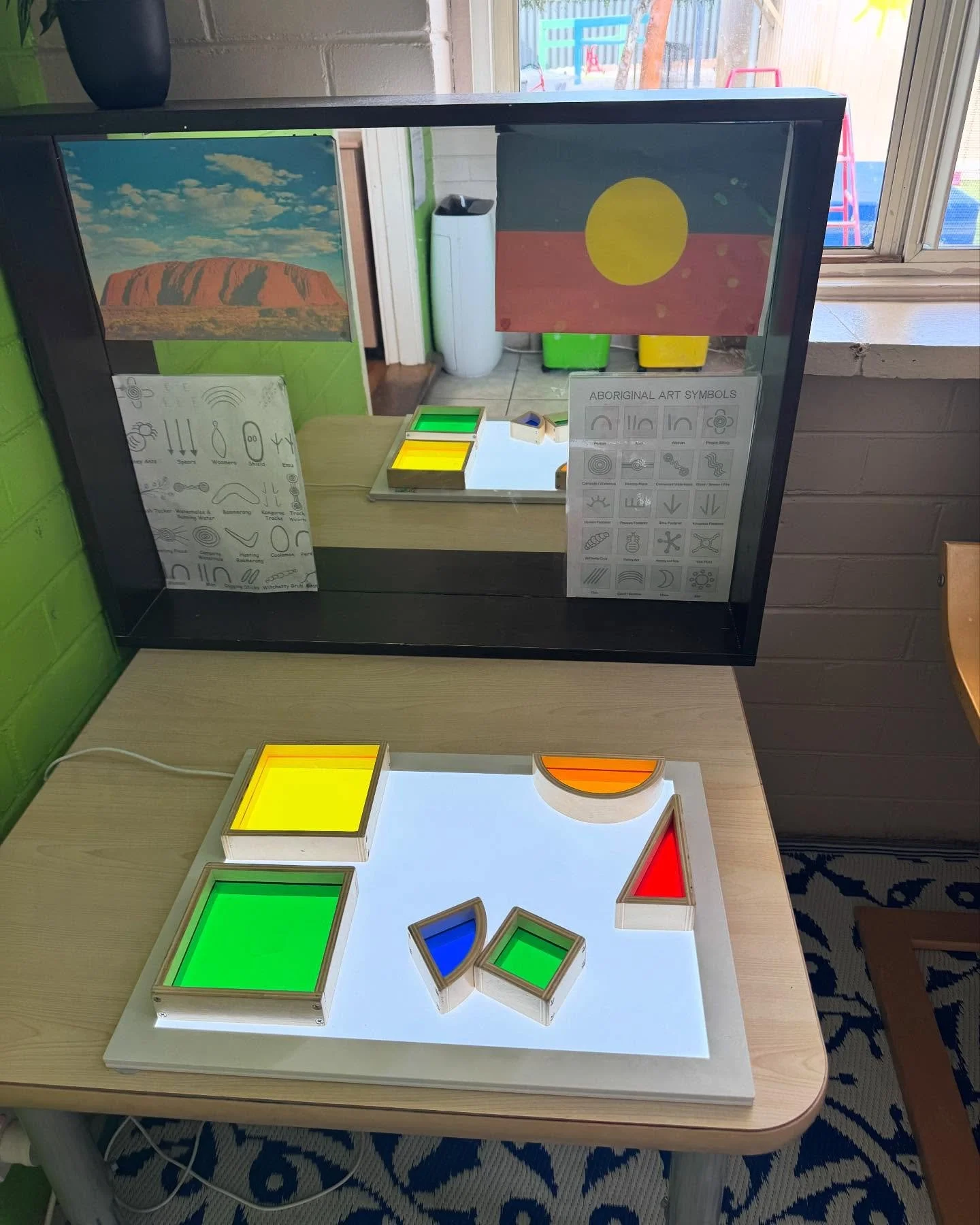 Light tables are such great way to allow children to experiment with colour and light. 💡🌈💡