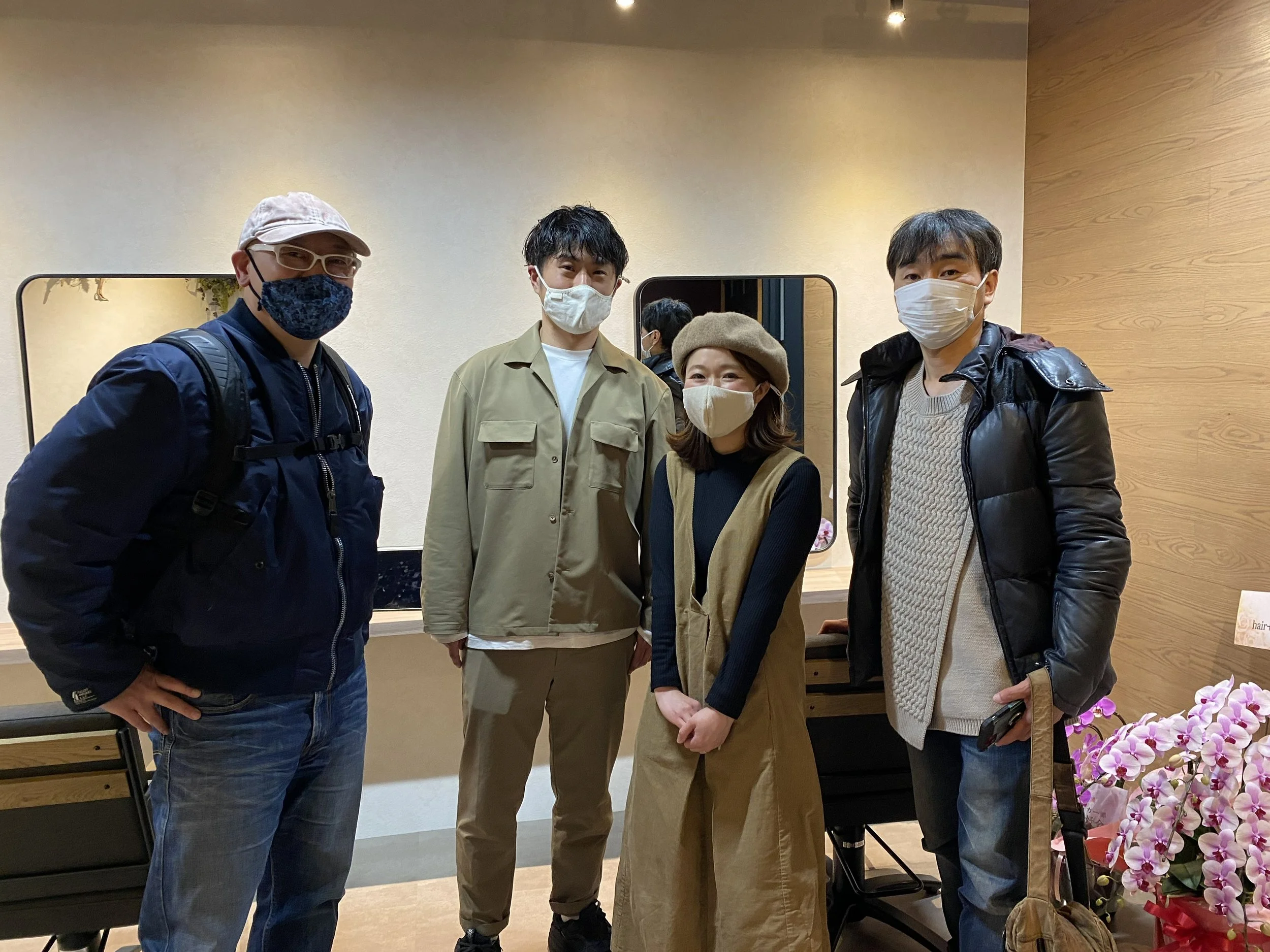 店舗撮影時の集合写真　鈴木信行さん・亜希さん・店舗デザイナー藤井氏・bh飯島由敬