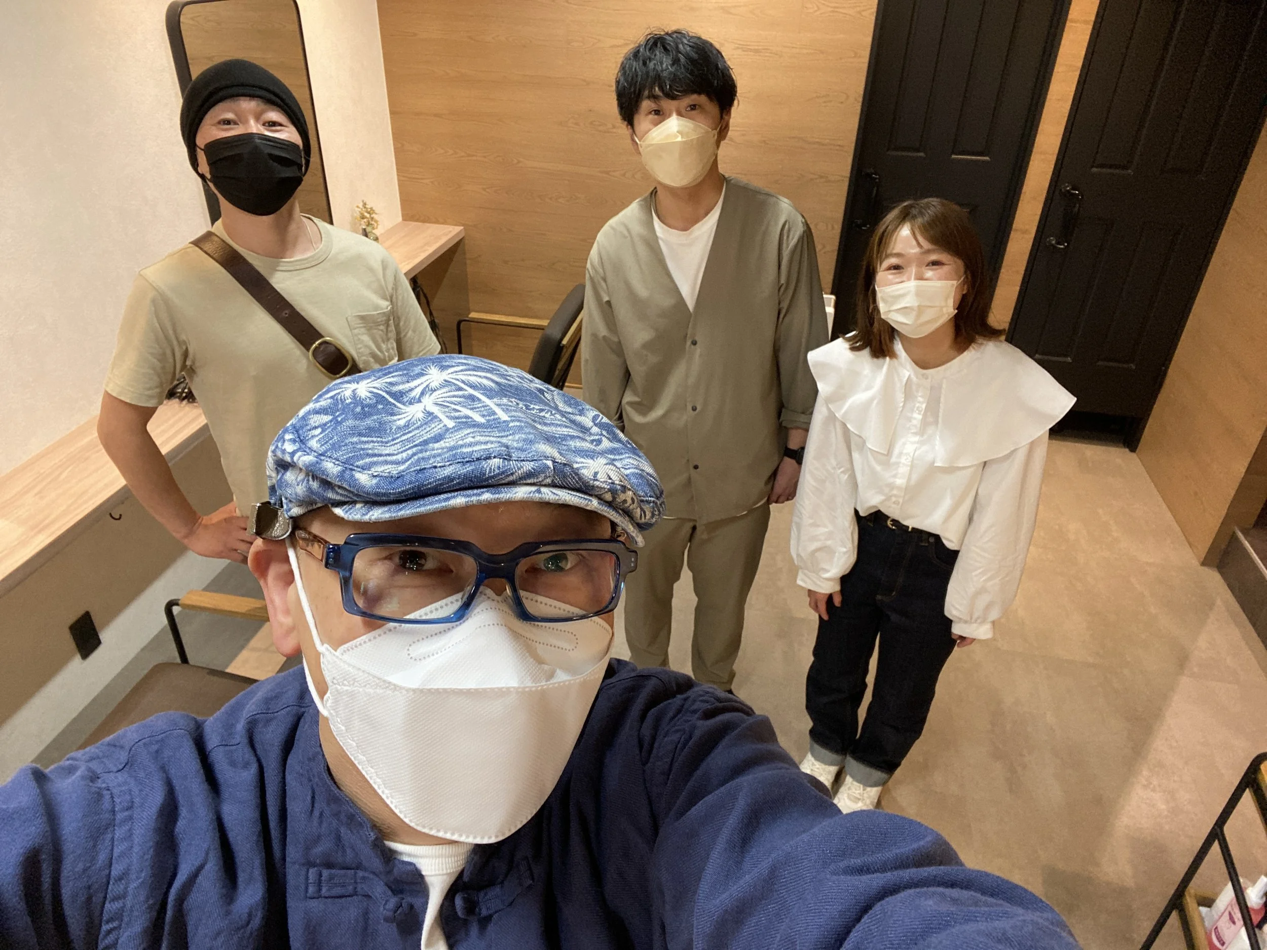 hair + malun 開業1年後の店舗点検　集合写真　鈴木信行さん・亜希さん・店舗デザイナー藤井氏・bh飯島由敬