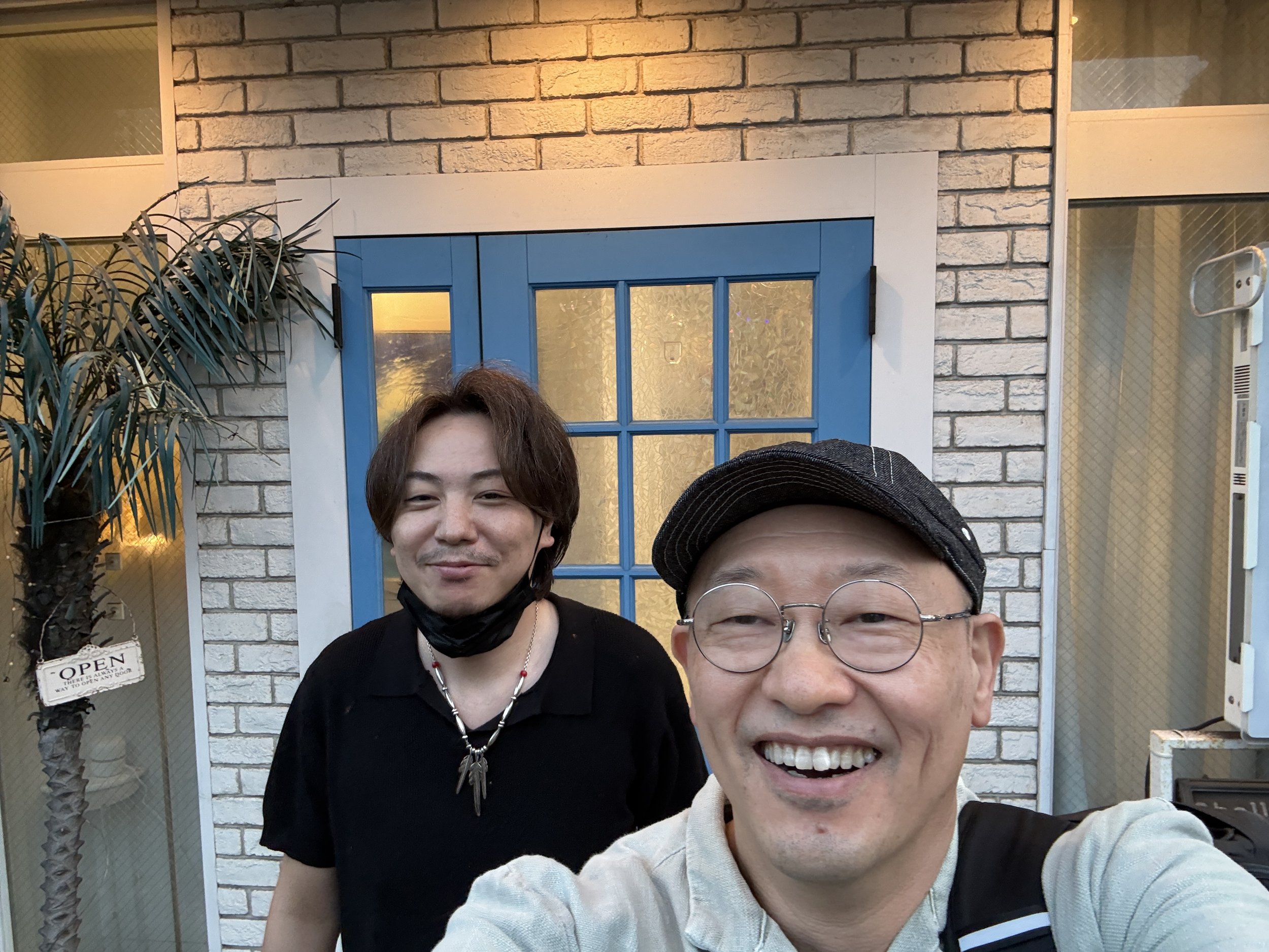 2026年9月、Shelltie Fielの店舗前で撮影された小泉さんとbh飯島由敬