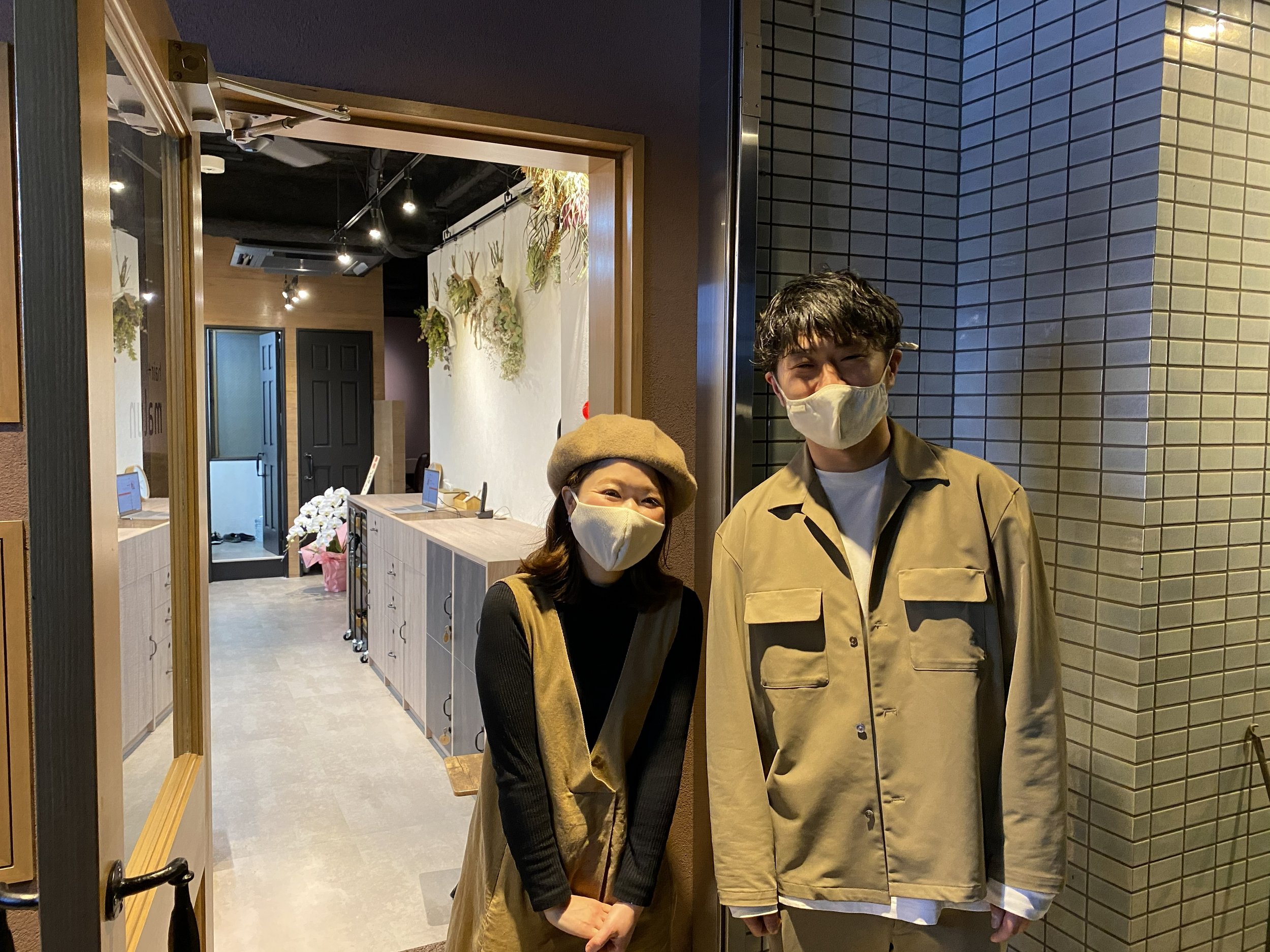 店舗写真撮影後に玄関でオーナー鈴木信行さん・亜希さん夫婦で並んで記念撮影