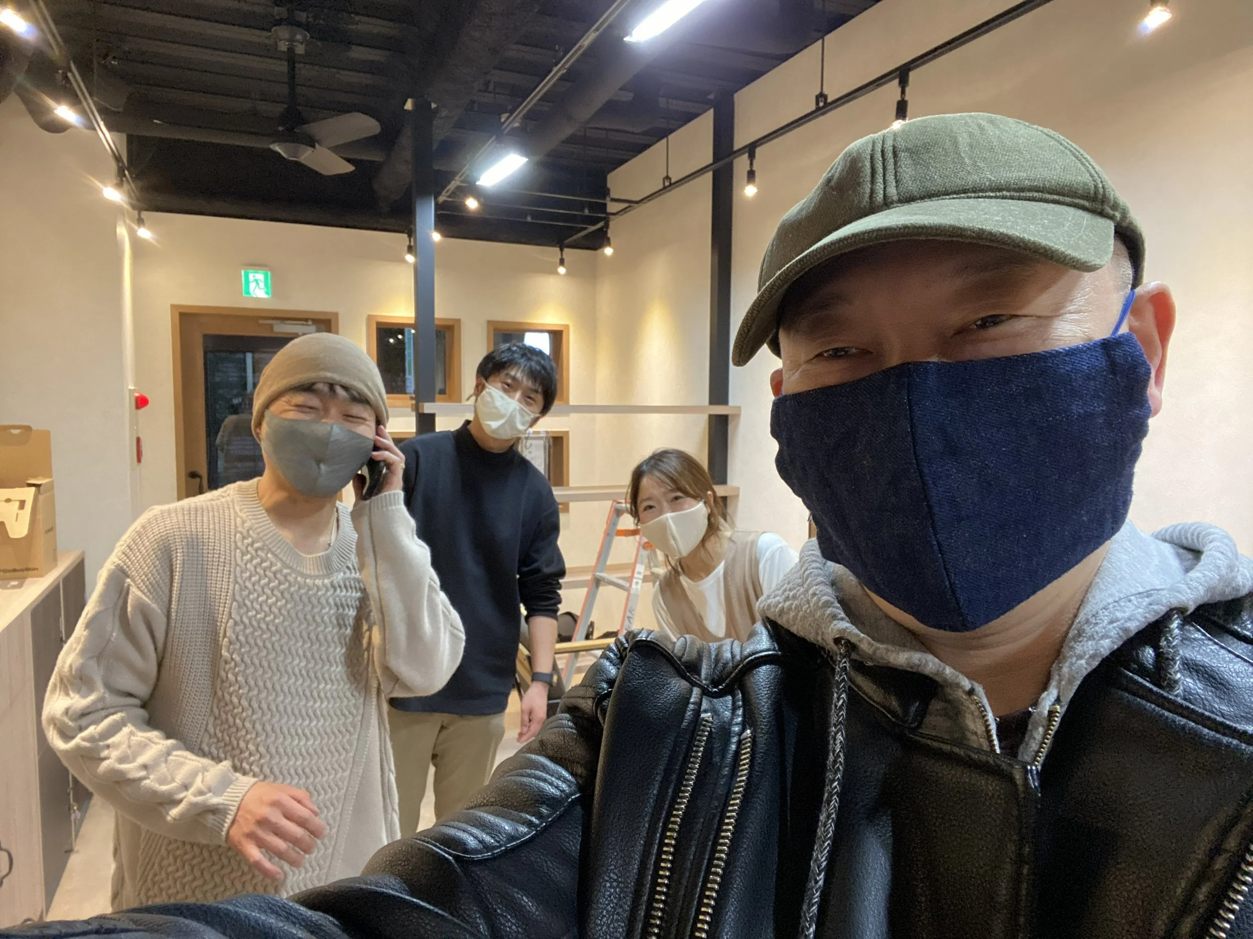 hair + malun 店舗引渡時の集合写真