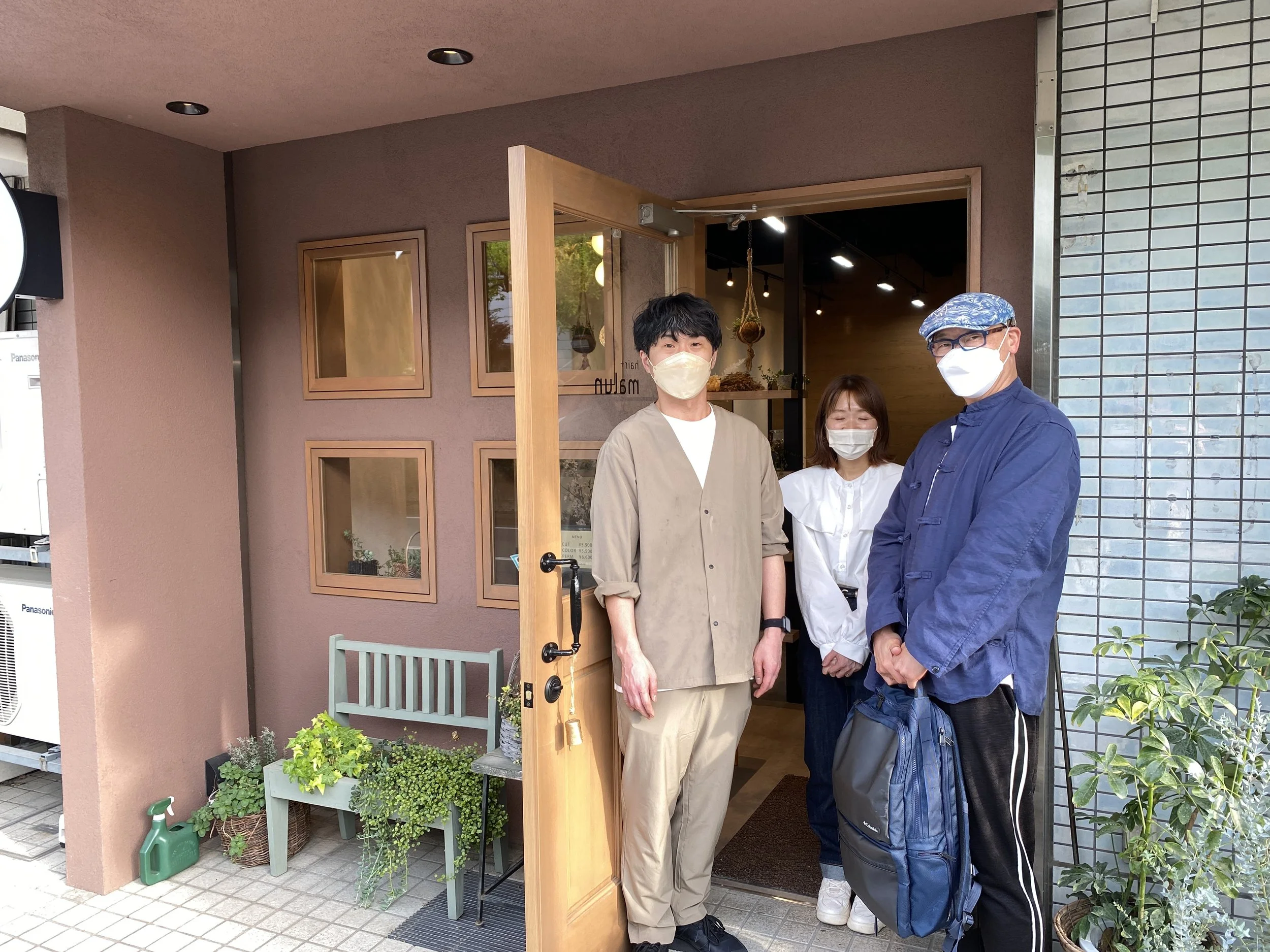 hair + malun 開業1年後の店舗点検　入口で記念撮影　鈴木信行さん・亜希さん・bh飯島由敬