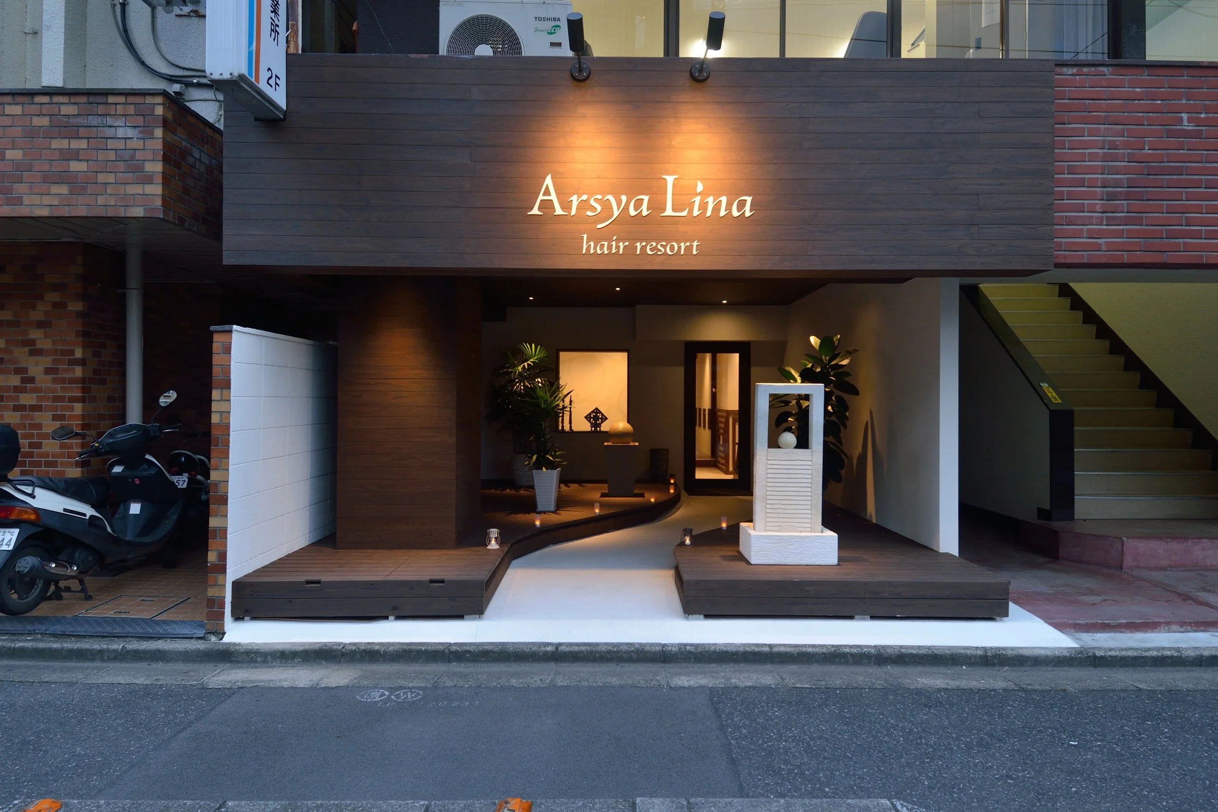 ヘアリゾートの看板がある建物の入口部分.