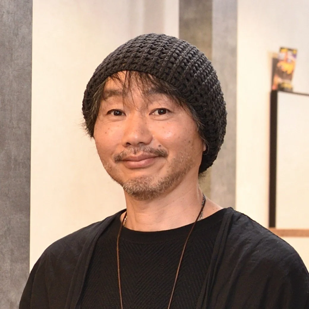 黒いニット帽をかぶった男性のアップ写真
