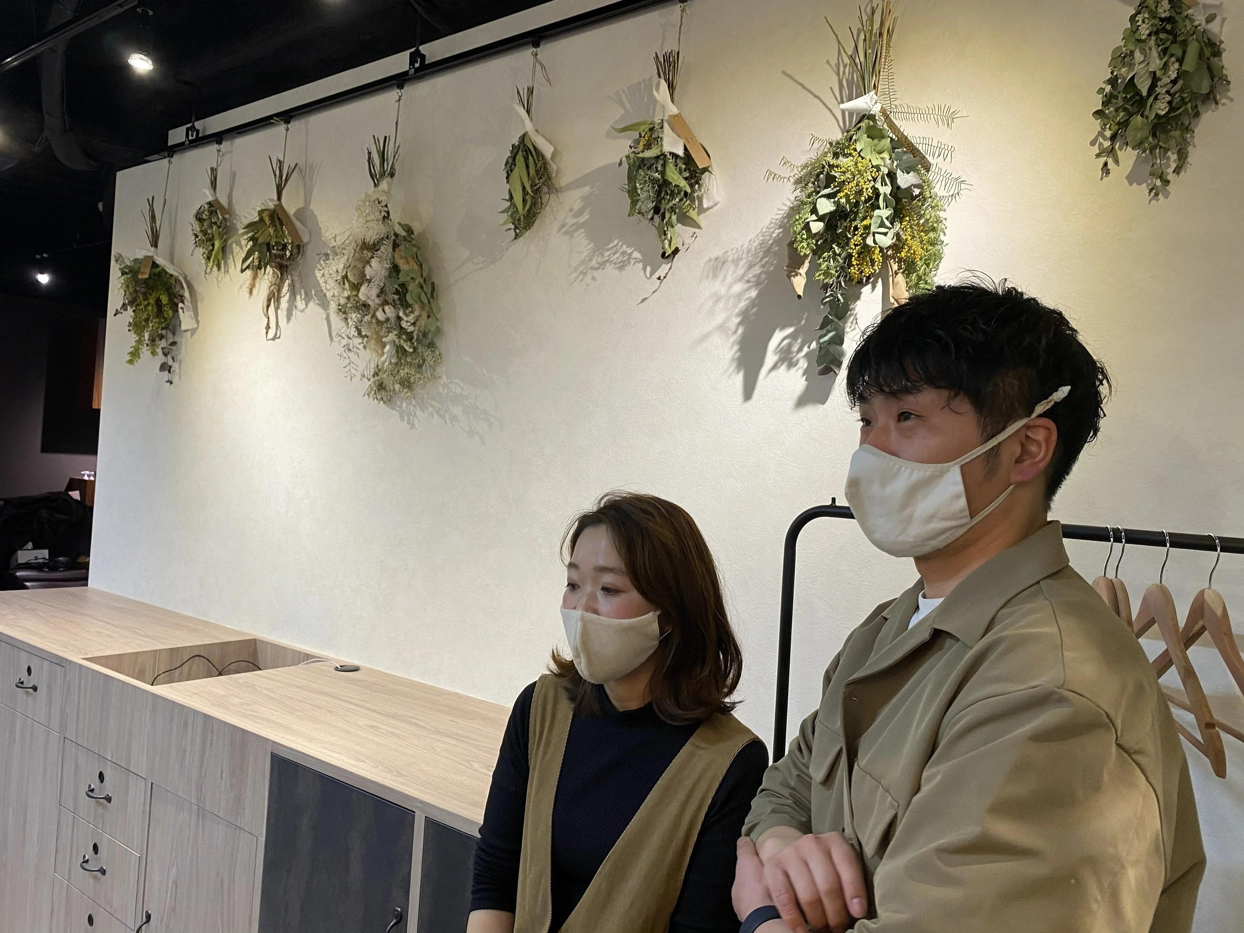 hair + malun 店舗写真撮影の様子を見守る、オーナー鈴木信行さん・亜希さん