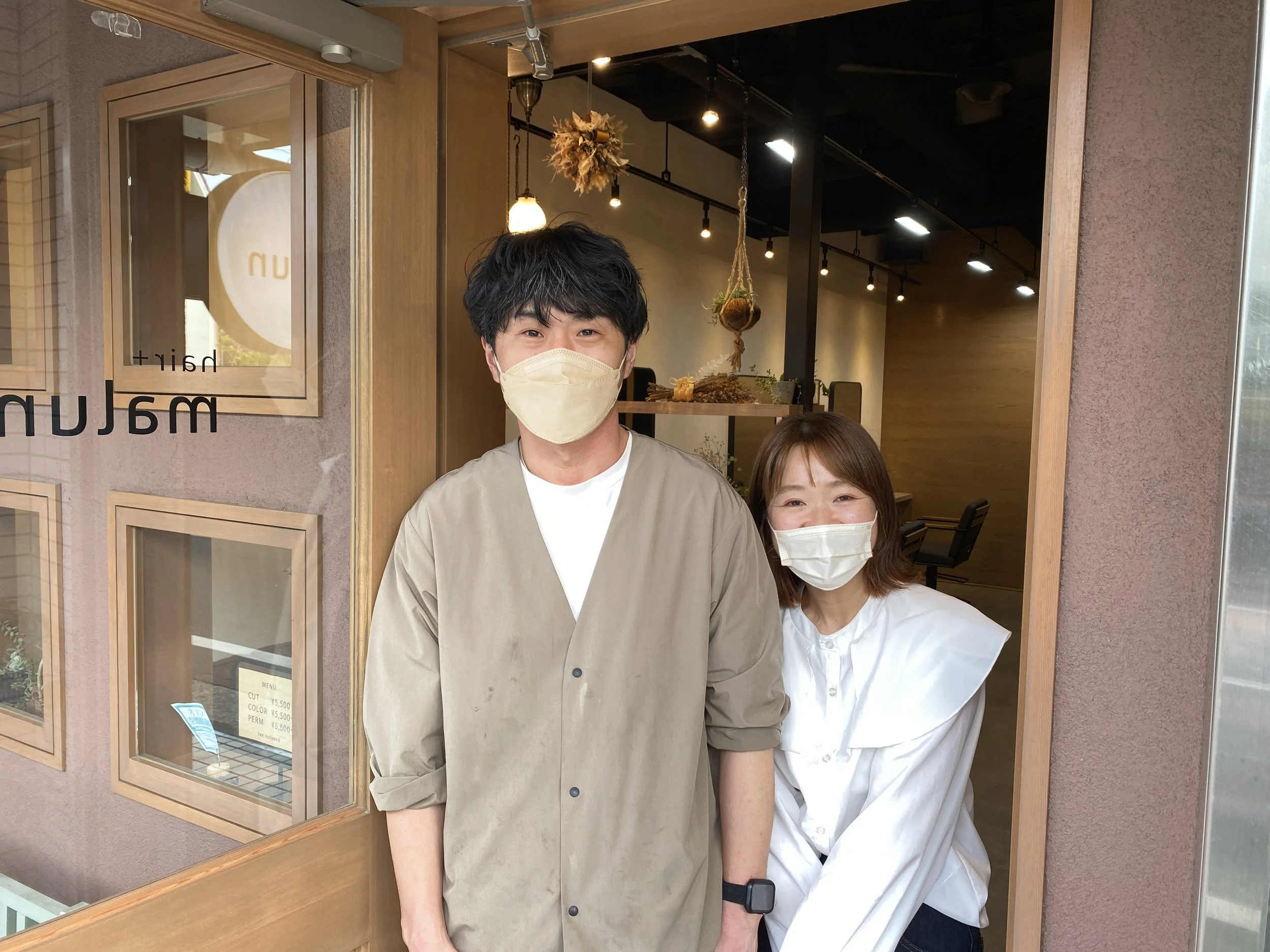 hair + malun 開業1年後の店舗点検　1年前の店舗写真撮影時と同じ構図で入口で記念撮影　鈴木信行さん・亜希さん