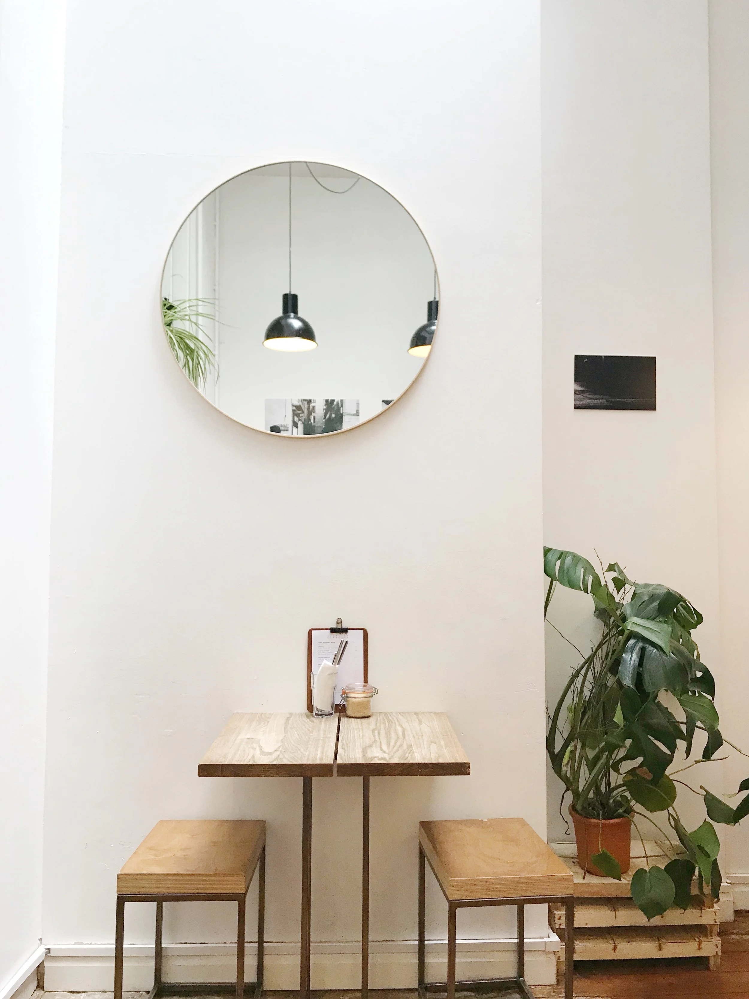 Minimalist coffee décor.JPG