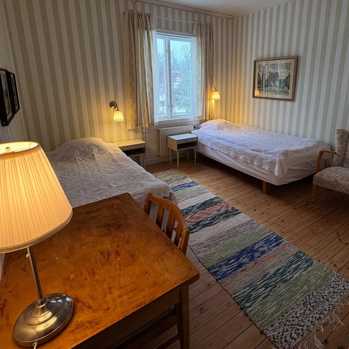 S&ouml;ker du n&aring;got rymligare? Rum nummer 4 &auml;r ett dubbelrum med ett litet skrivbord, en f&aring;t&ouml;lj och garderob. Precis som de flesta andra rum, bel&auml;get p&aring; plan 2 med utsikt &ouml;ver baksidan med en h&auml;rlig &aring;k