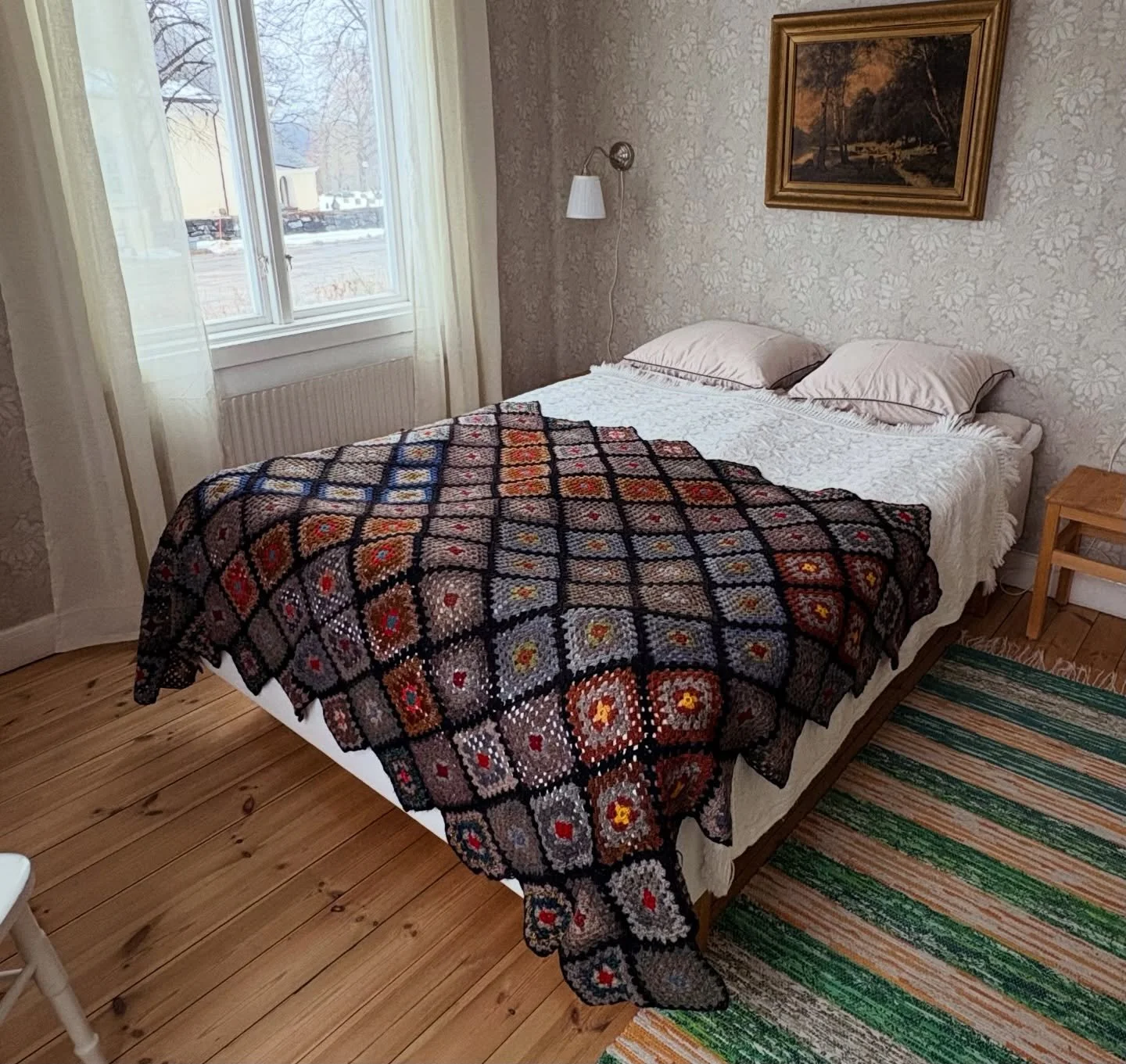 Rum 8 &auml;r ett charmigt och ljust h&ouml;rnrum med en mindre dubbels&auml;ng &ndash; perfekt f&ouml;r tv&aring; (inte alltf&ouml;r stora) personer. Ett av f&ouml;nstren vetter mot kyrkan med en stillsam atmosf&auml;r. Rummet erbjuder &auml;ven en 