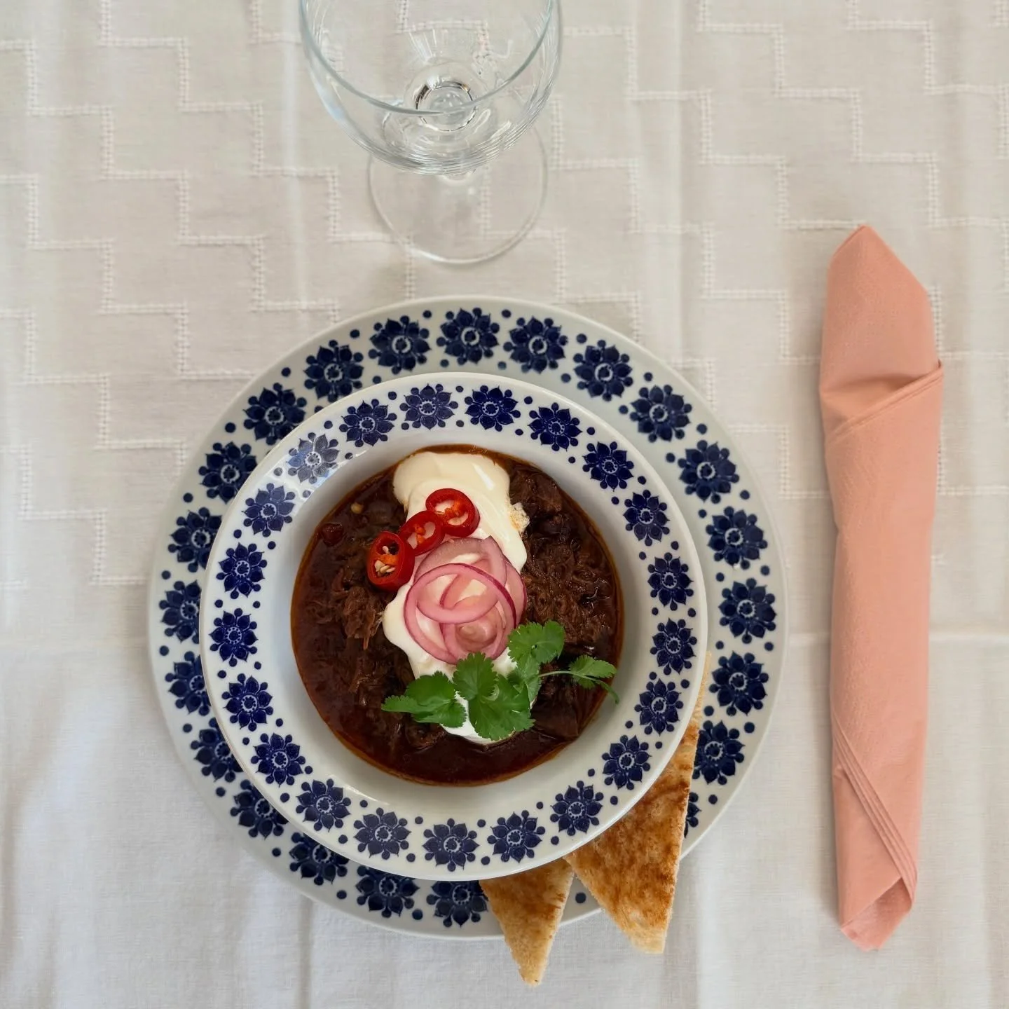 Lunch nr 2 avklarad. L&aring;ngkokt chili p&aring; h&ouml;grev och h&auml;ngd gr&auml;ddfil toppad med picklad r&ouml;dl&ouml;k!