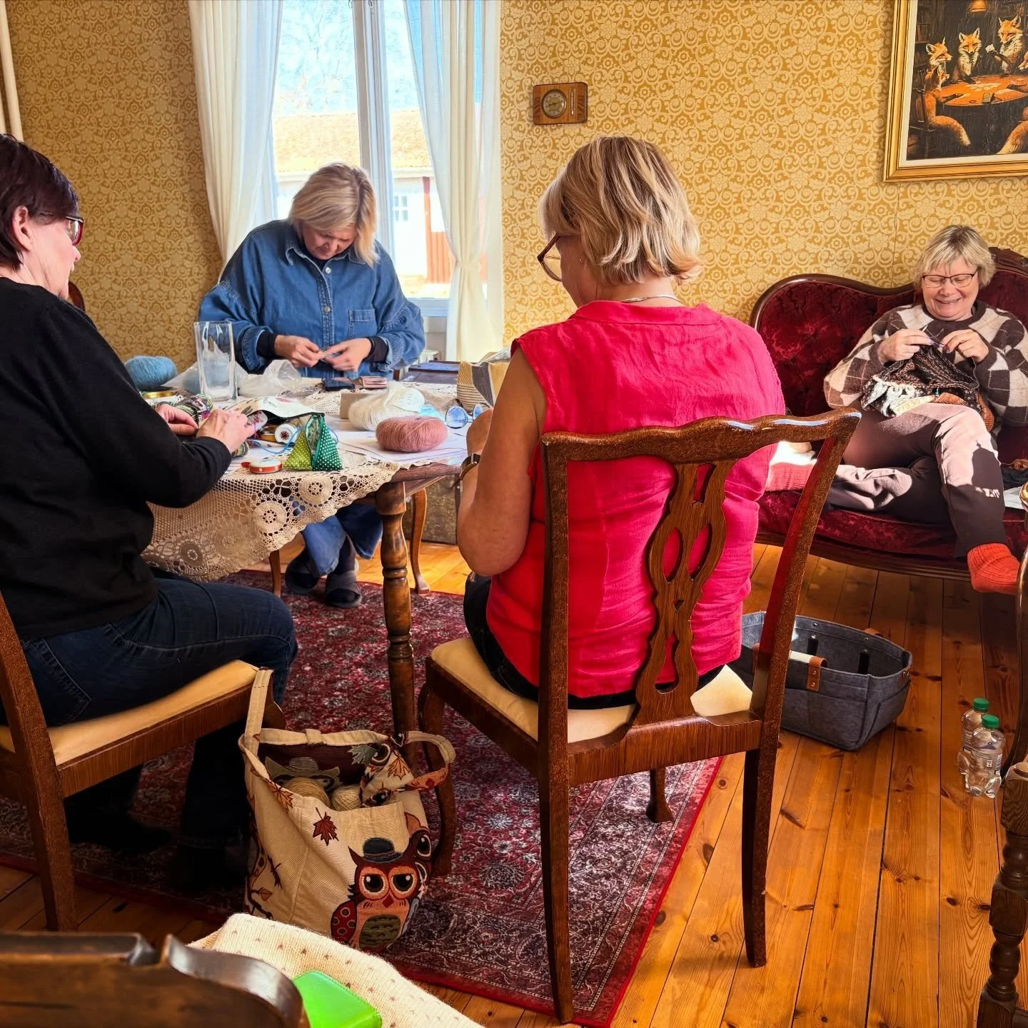 Flitiga h&auml;nder fyller huset 🫶 stick-lan med @garnbacken 🧶

#regnabedandbreakfast #visitsweden #kraftenifinsp&aring;ng #bedandbreakfast #v&auml;rtenomv&auml;g