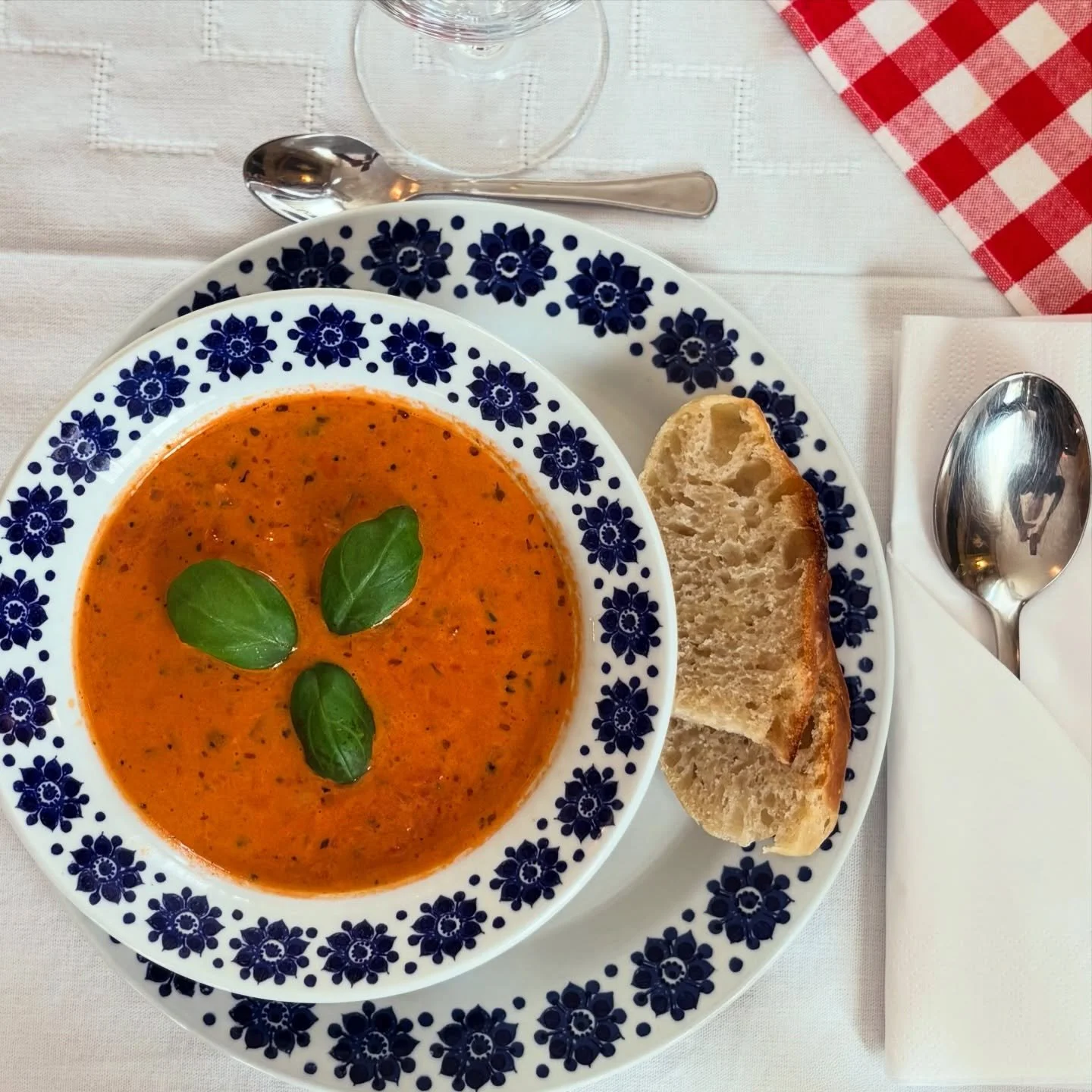 S&aring; var februarilunchen &ouml;ver! Toscansk tomatsoppa med focaccia, lemon posett efter lite antipasti 🥰 Bra med supporten fr&aring;n kallsk&auml;nkan i k&ouml;ket &hearts;️

#regnabedandbreakfast #visitsweden #visit&ouml;sterg&ouml;tland #beda
