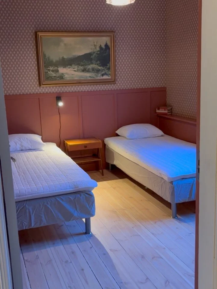 Sa n&aring;gon deadline ig&aring;r? Vi klarade det n&auml;stan. Fattas en lampa, n&aring;gra krokar och lite annat, men vi &auml;r supern&ouml;jda &ouml;ver resultatet 😍 Rum nr 9 med finaste utsikten! 

#regnabedandbreakfast #visit&ouml;sterg&ouml;t