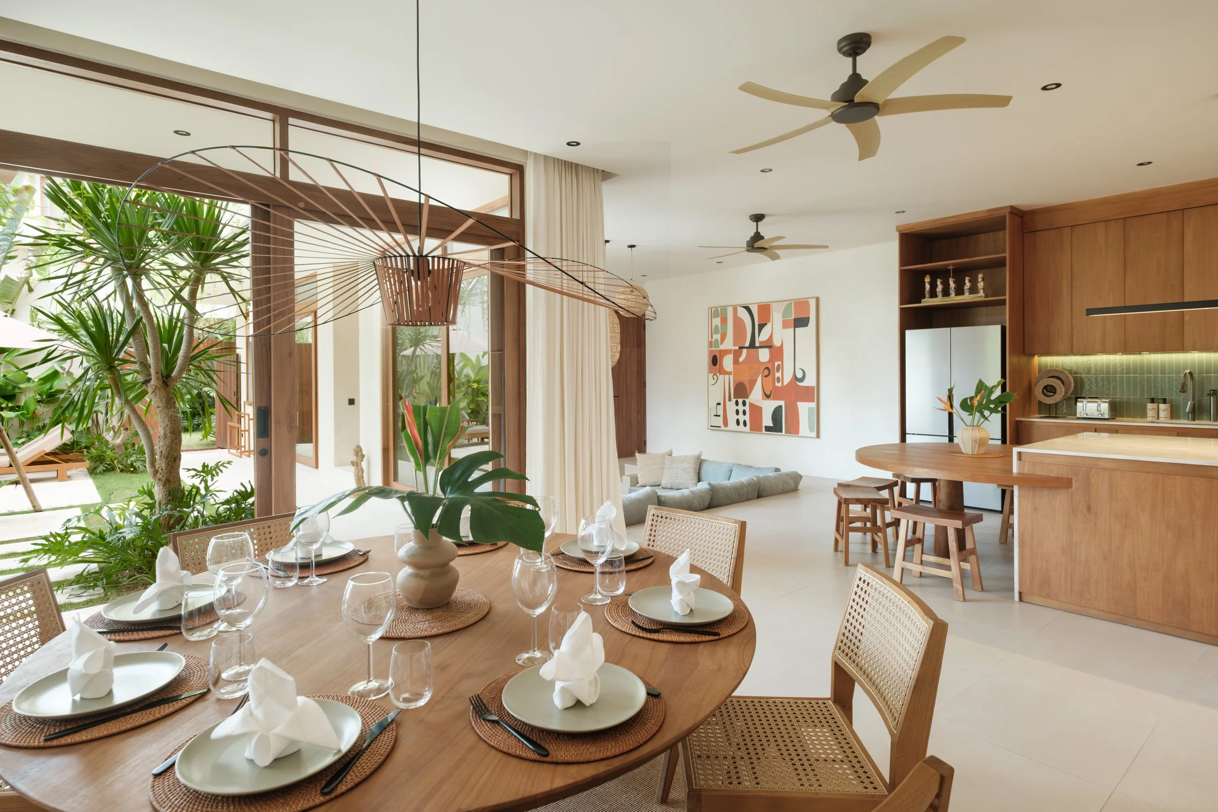 ManuVillas_Bali_07_MadeDining.jpg