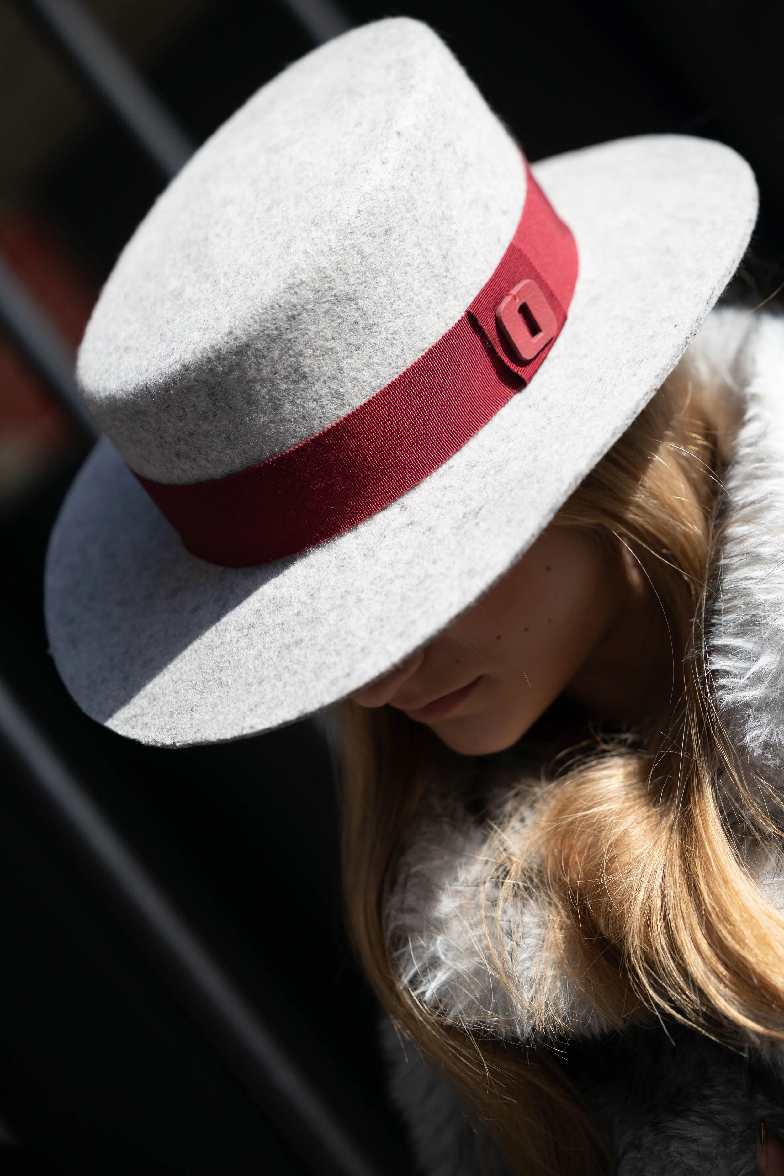 chapeau homme femme oblique avec bords gris