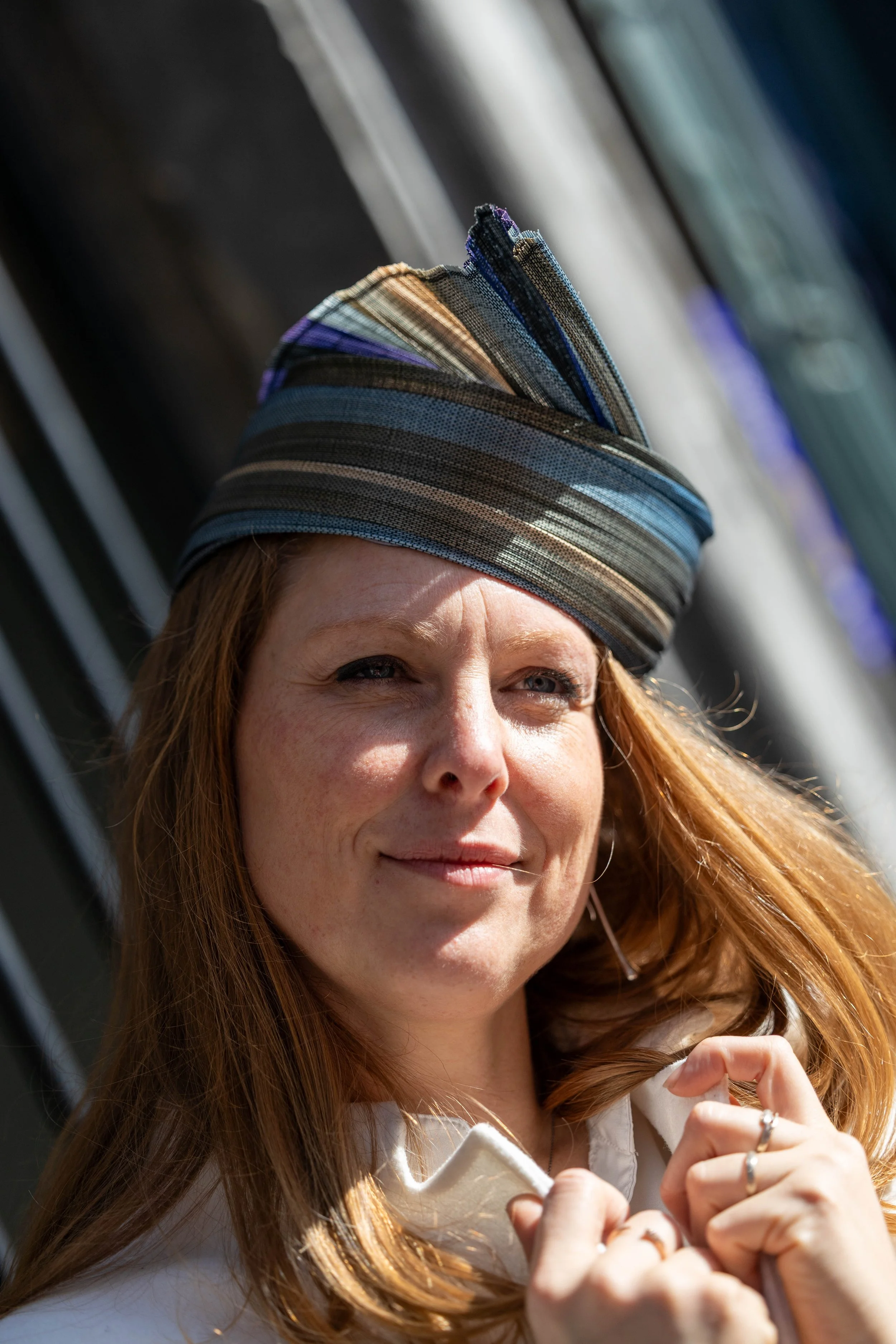Femme portant un turban de mariage cérémonie en tissu coloré en extérieur par temps ensoleillé.