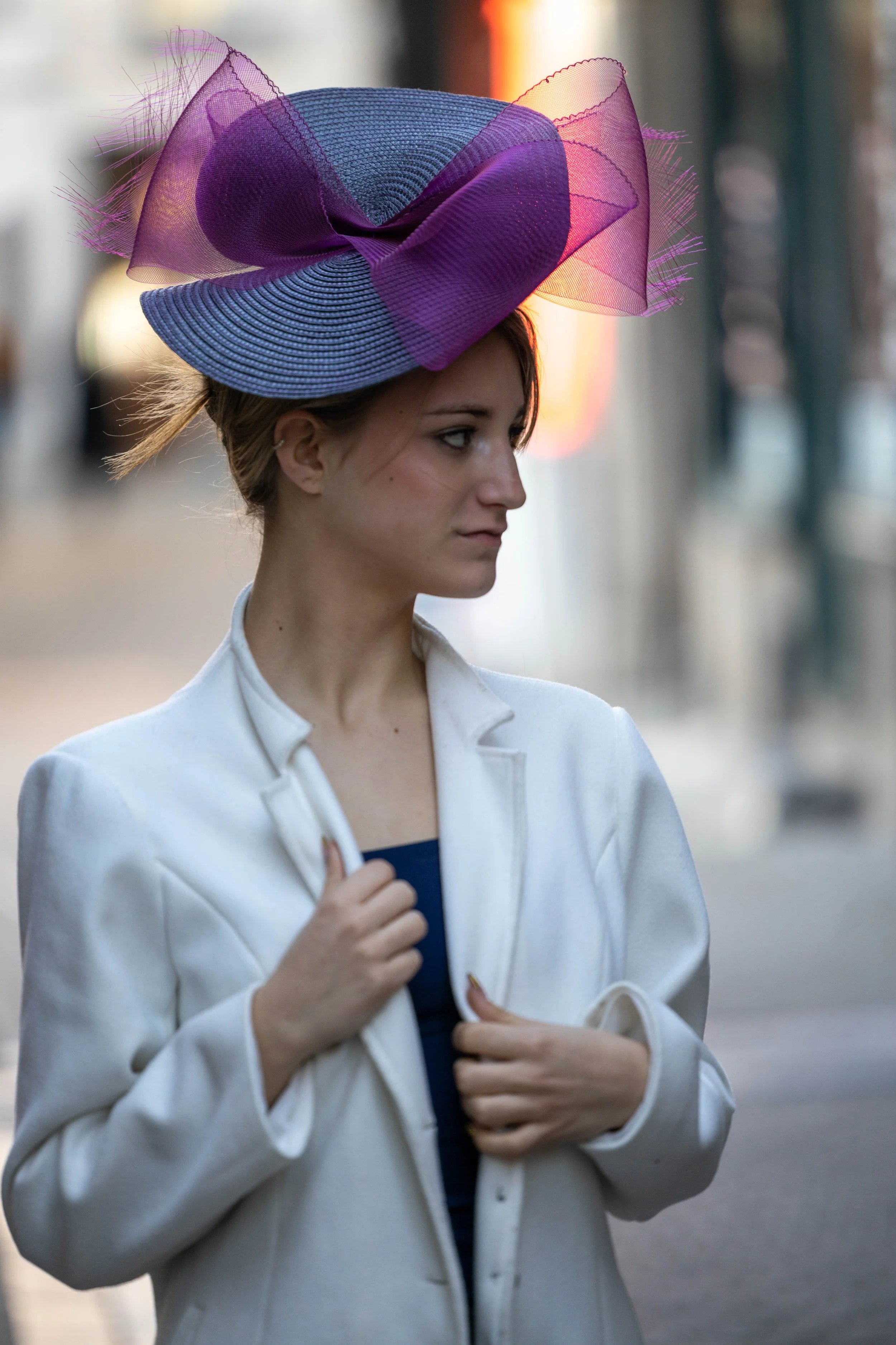 jeune femme portant chapeau de cérémonie violet avec matière translucide mauve