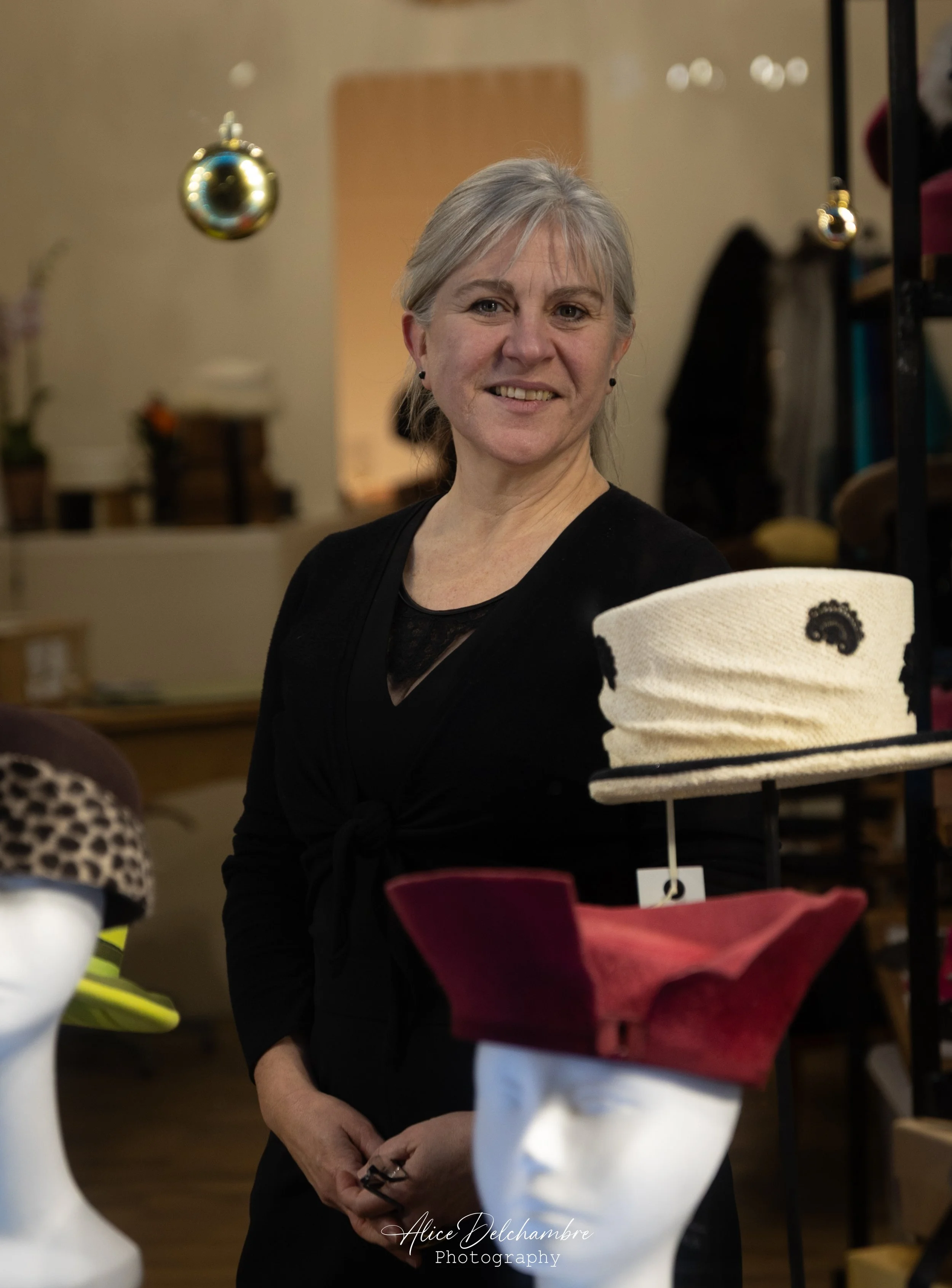 La chapelière Frédérique Querson dans sa boutique de chapeaux