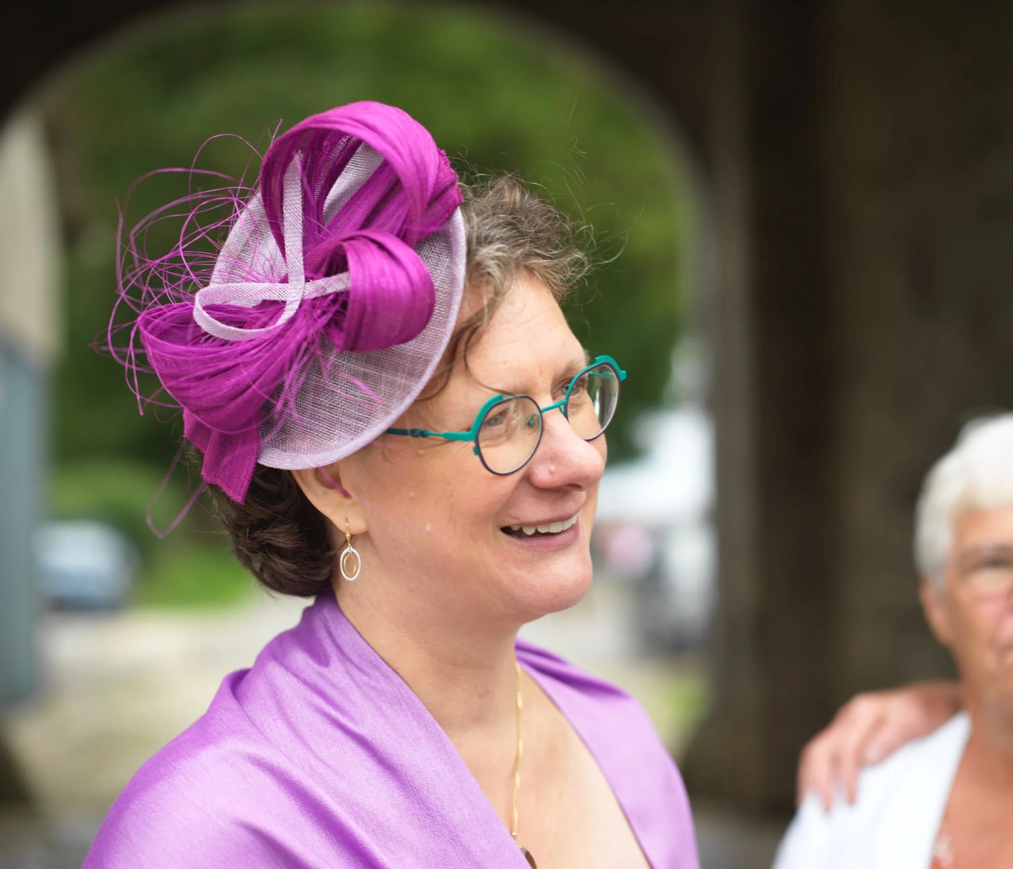 un bibi parure de tête en sisal lilas garni de buntal et soir violet, porté sur le coté. Un chapeau légér et facile à porter durant toute la cérémonie. Aux courbes délicates et élégantes. Une couleur lumineuse pour rayonner de joie le jour J