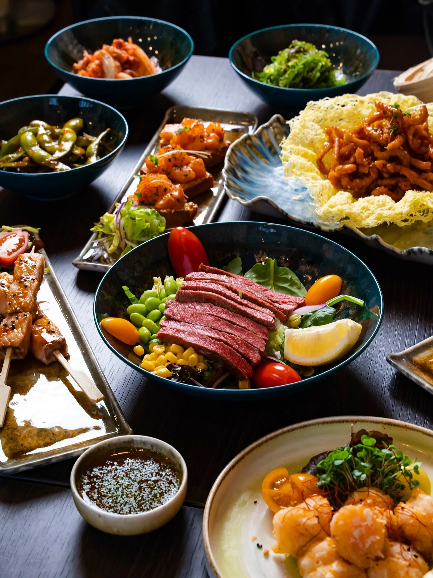 Tables of our finest pan-Asian flavours! It&rsquo;s the perfect way to start the weekend&hellip; To make a reservation visit our link in bio.🥢🌶️🫚

#panasian #niuko #londonrestaurant #londonfood