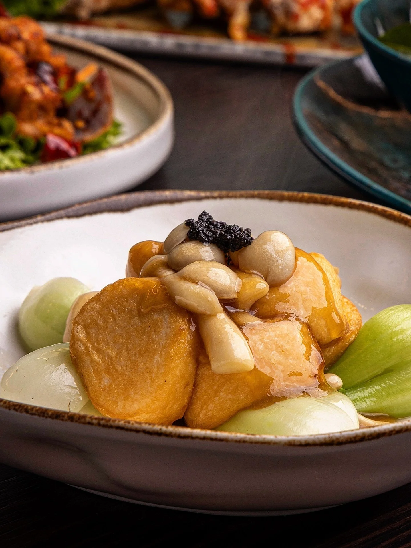 TRUFFLE TOFU 🥢

A delicious myriad of flavours = crispy tofu tossed with seasonal vegetables in a truffle-infused sauce. Earthy, aromatic and packed full of umami flavour. 

#niuko #truffle #londonrestaurant