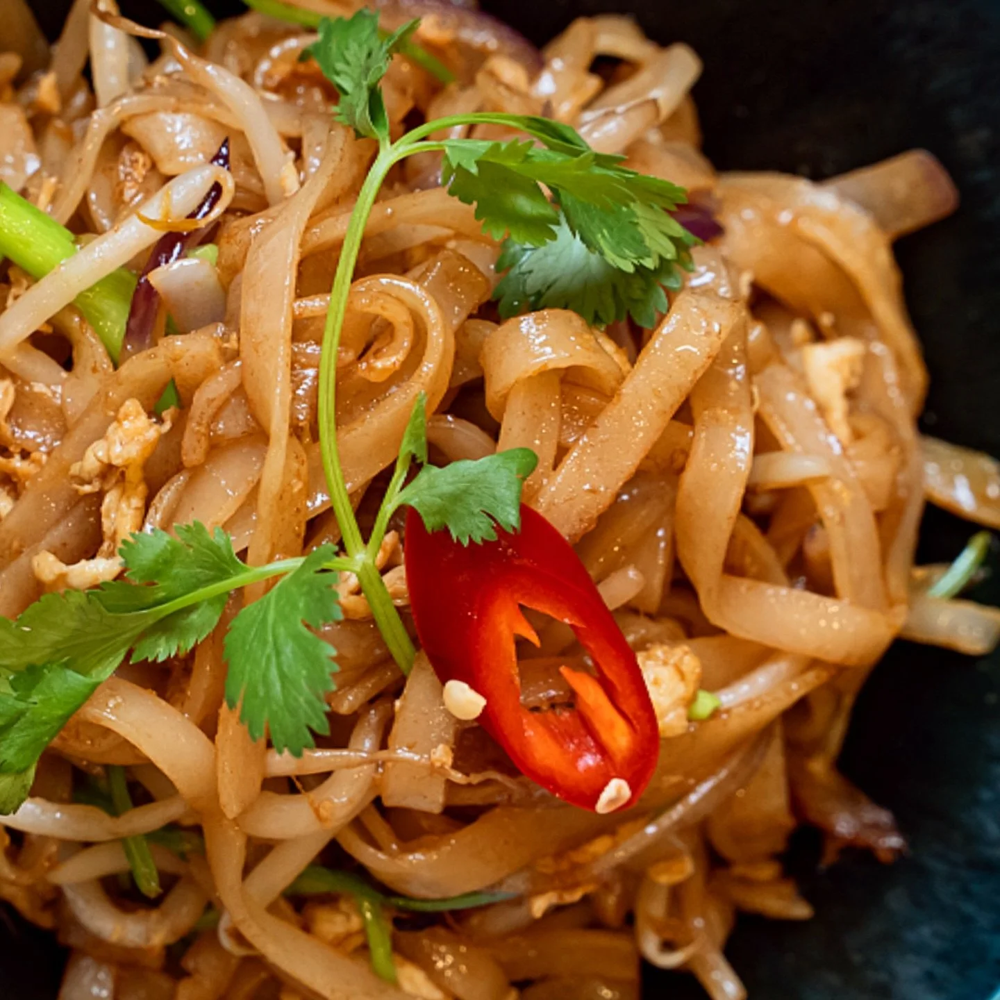 PAD THAI 🥢✨ Our stir-fried rice noodles tossed with king prawns, egg, beansprouts, spring onions and crushed peanuts with a tangy tamarind sauce! 🍜

#padthai #noodles #niuko #londonrestaurant