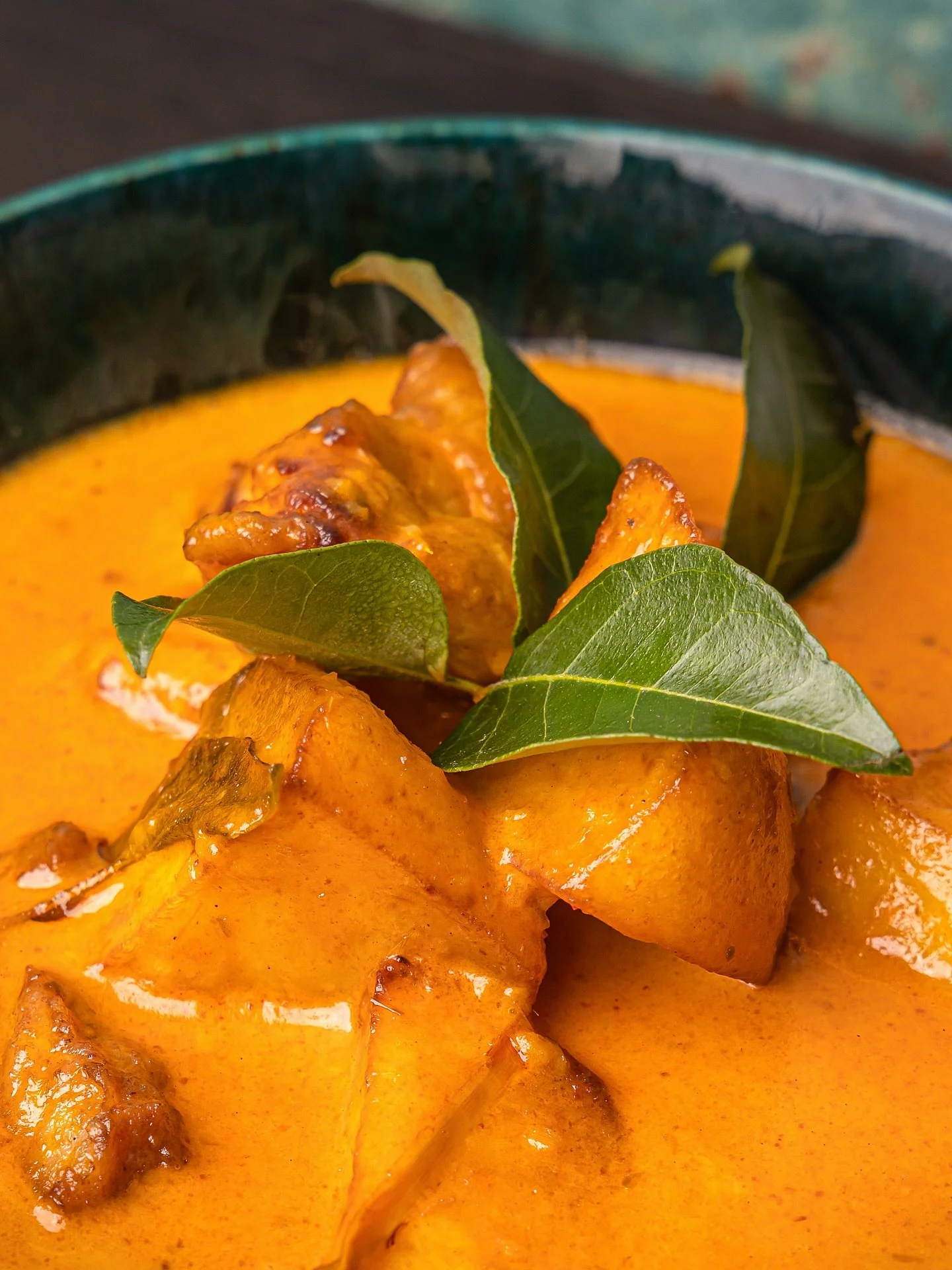 Malaysian-Style Chicken Curry ✨🔥
Comfort food at its finest! Rich, coconut-infused sauce layered with fragrant spices and herbs. A true Southeast Asian classic.

#roti #roticanai #panasian #niuko #halal