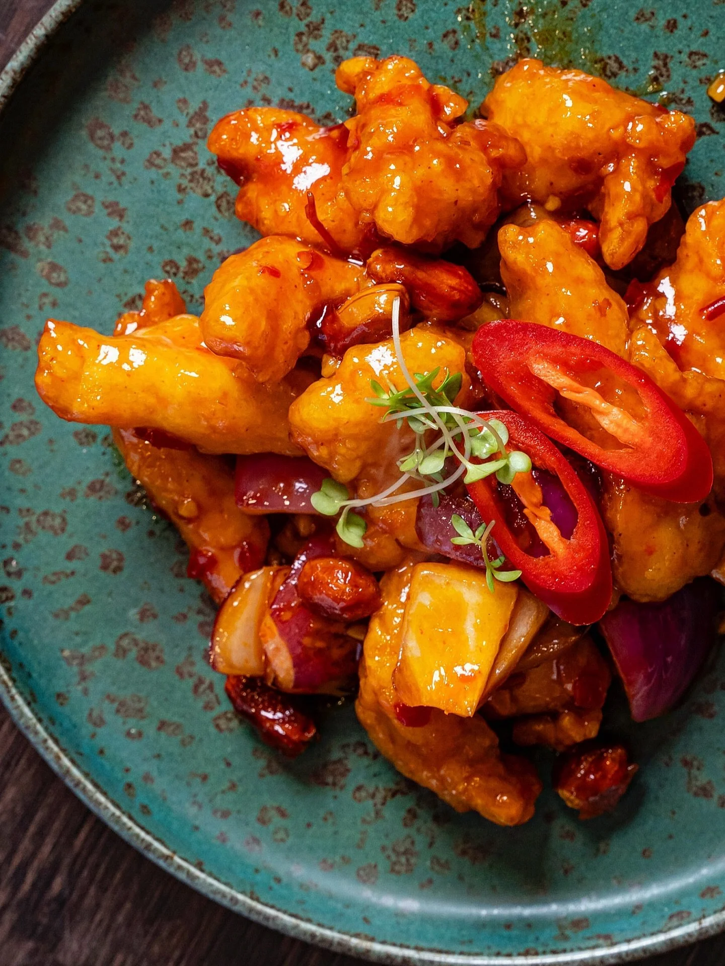 Kung Pao Chicken gets its bold flavour from dried chilies, Sichuan peppercorns, garlic, and crunchy peanuts! 🥜That spicy-numbing-savoury combo is what makes it a Sichuan classic 🤍🍗

#kungpao #chicken #niuko