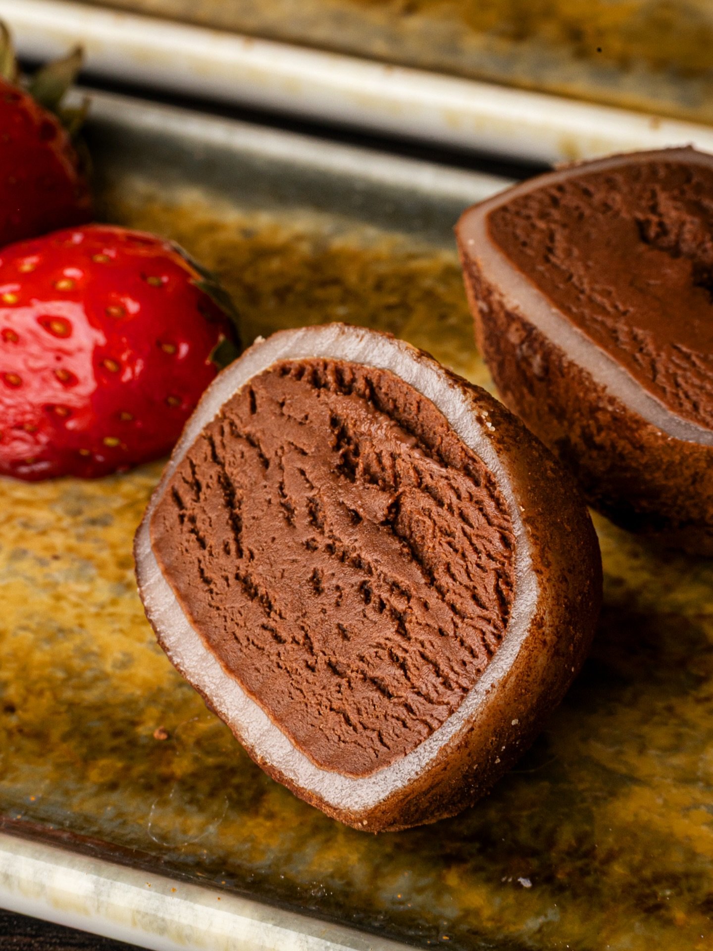 Nothing beats our chocolate mochi! Creamy and sweet on the inside and perfectly chewy on the outside 🤤❤️🍫

#dessert #chocolate #mochi #yum