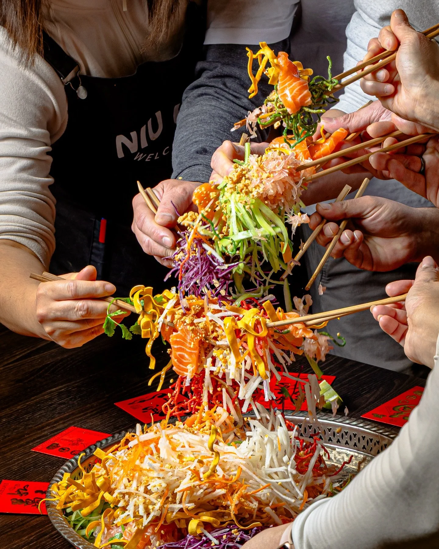 🥢🔥Lai Sheng Salad = Raw fish for abundance, shredded vegetables for harmony, and sweet plum sauce for good fortune. 🐟🥕

Tossed together while calling out blessings for wealth, health, and longevity. 🧧

A time-honored Chinese New Year ritual to w