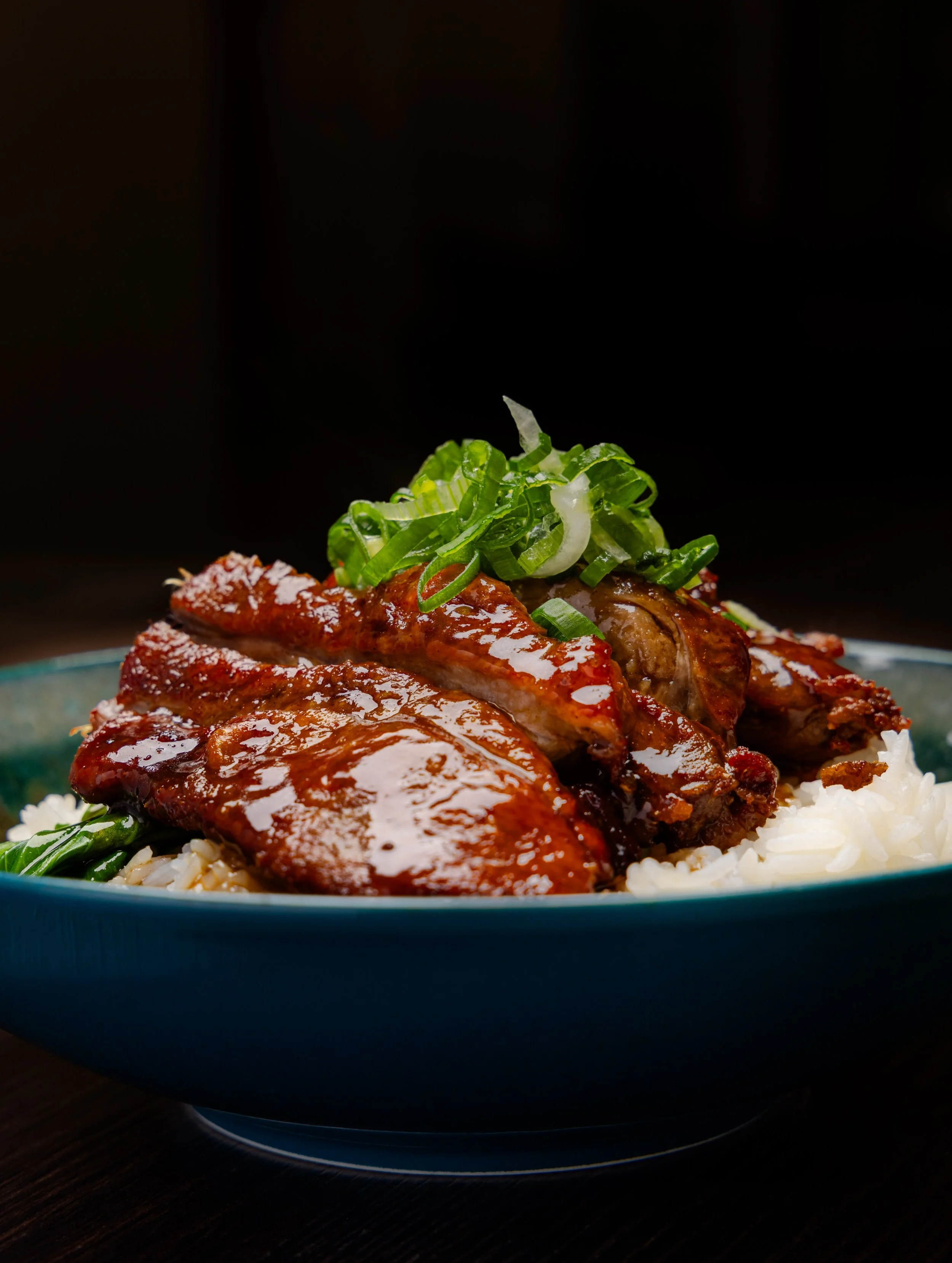 A moment for our signature show-stopping dish: Cantonese Roast Duck with our Chef&rsquo;s special sauce! 🦆✨❤️&zwj;🔥🥢

#niuko #duck #roastduck #niuko #halal