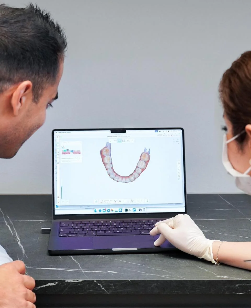 🦷✨ Digitale Präzision bei happybite!
Gemeinsam planen wir deine individuelle Zahnkorrektur – mit modernster 3D-Technologie.
Vereinbare jetzt ein unverbindliches Beratungsgespräch!