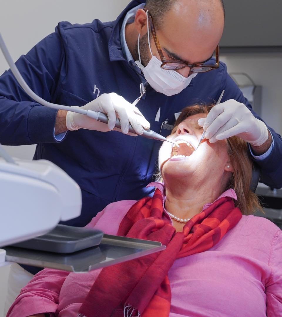 Ein gutes Gefühl beginnt auf dem Behandlungsstuhl! Bei happybite nehmen wir uns Zeit für dich – damit du dich wohlfühlst und mit einem Lächeln nach Hause gehst. 💙