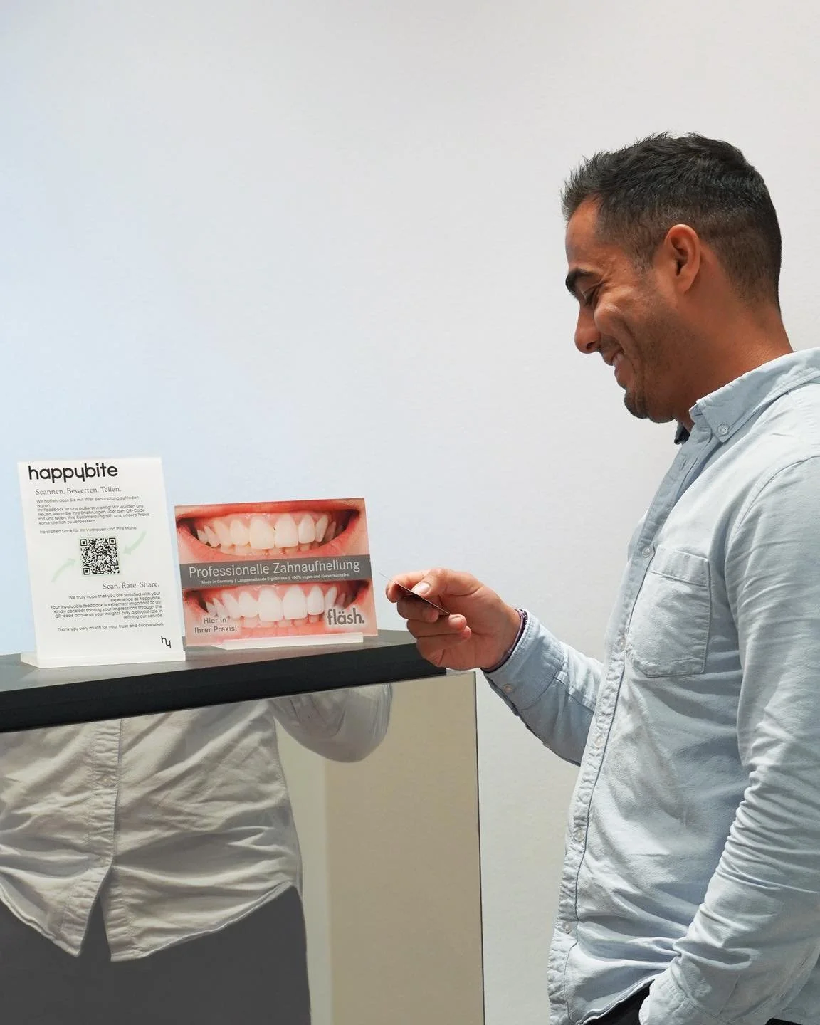 Ein glückliches Lächeln sagt mehr als tausend Worte! Unser Patient verlässt die Praxis mit strahlenden Zähnen und noch strahlenderer Laune. 😁