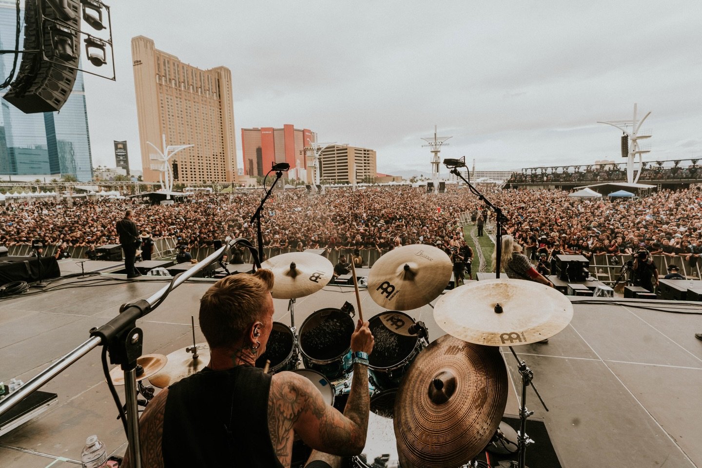 A few people showed up! Thank you for having us Las Vegas, @sicknewworld was killer! 🤘

📸: @gentlegiantdigital