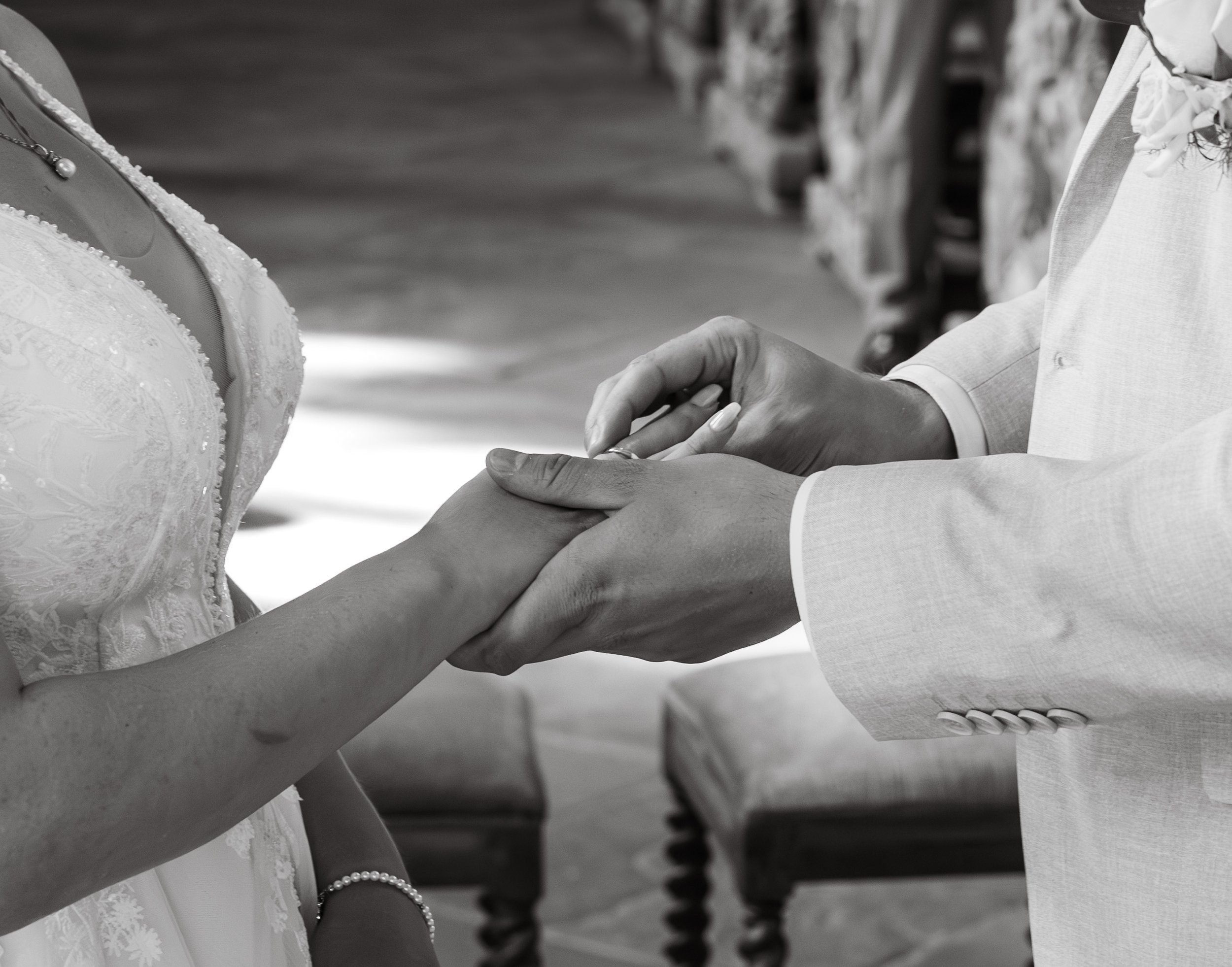 Ein Brautpaar tauscht Hochzeitsringe während ihrer kirchlichen Hochzeit.
