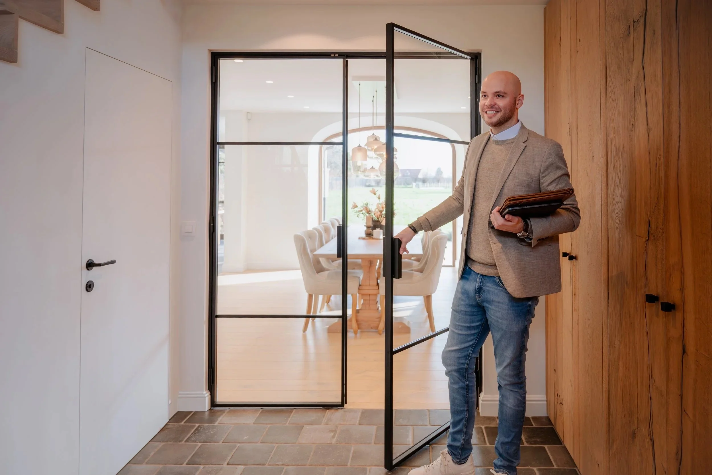 Finehomes - makelaarskantoor -
stijl: warm/ jong/professioneel brandingkleuren: oker / grijs
Doel: website / sociale media
