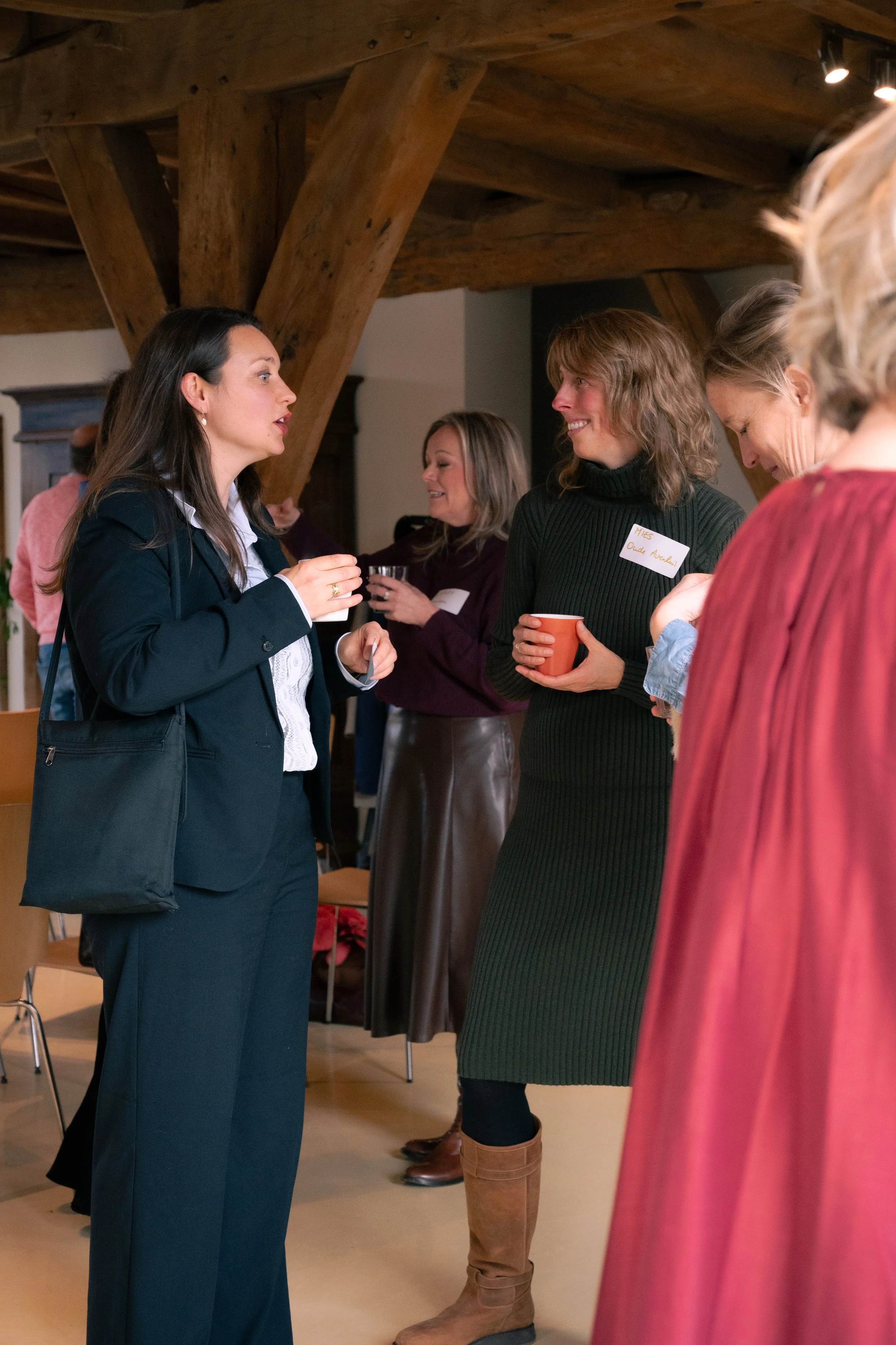 Foto van een event, vrouwen die praten, networking, netjes gekleed, gezellig