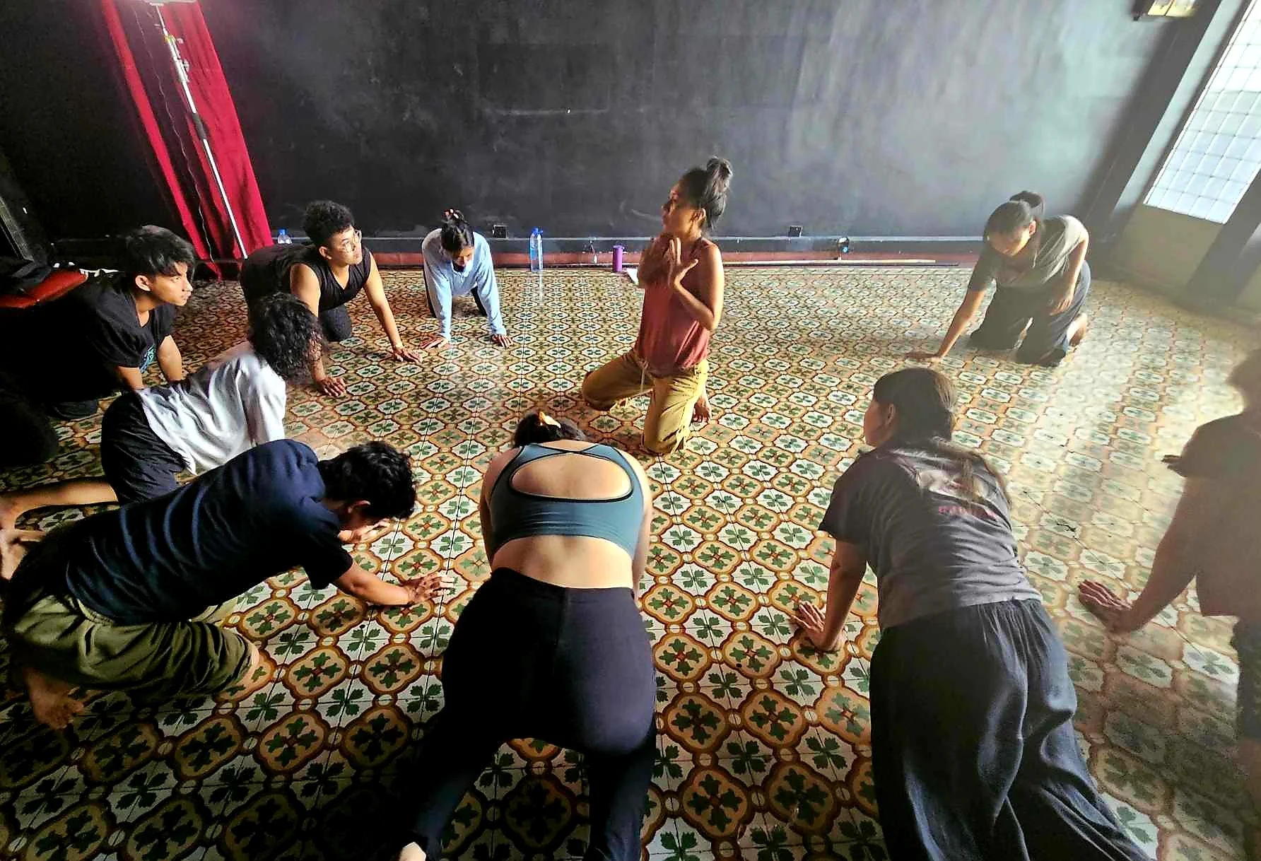 Somatic-stretching-energetics-organic-transformative-arts-workshop-cambodia-kampot-phnompenh-east-asia-france-paris