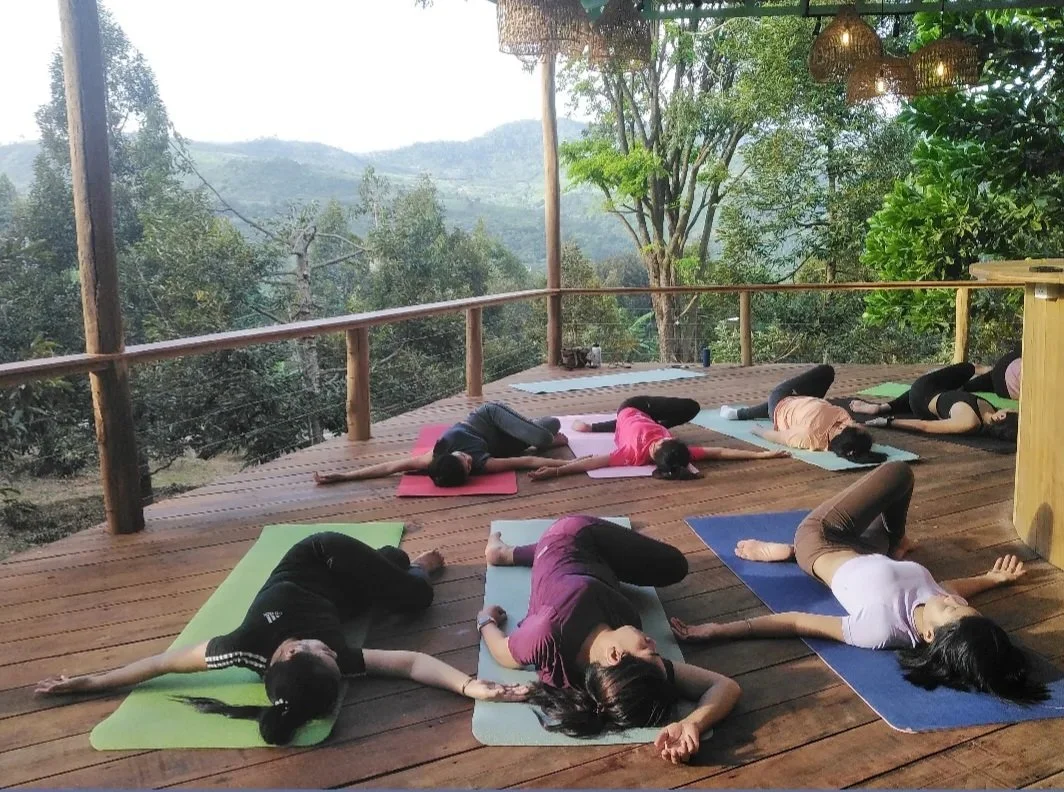 hatha-yoga-class-breathing-meditation-cambodia-kampot-phnompenh-south-east-asia-france-paris-province