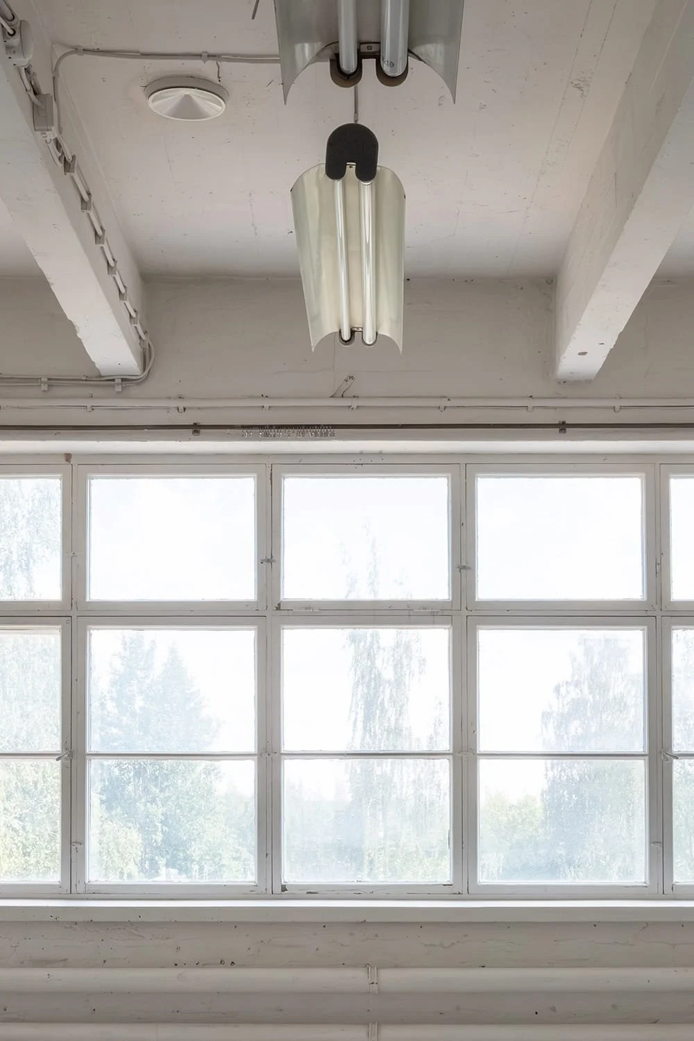 Näkymä vanhoista tehdasrakennuksen ikkunoista ulos