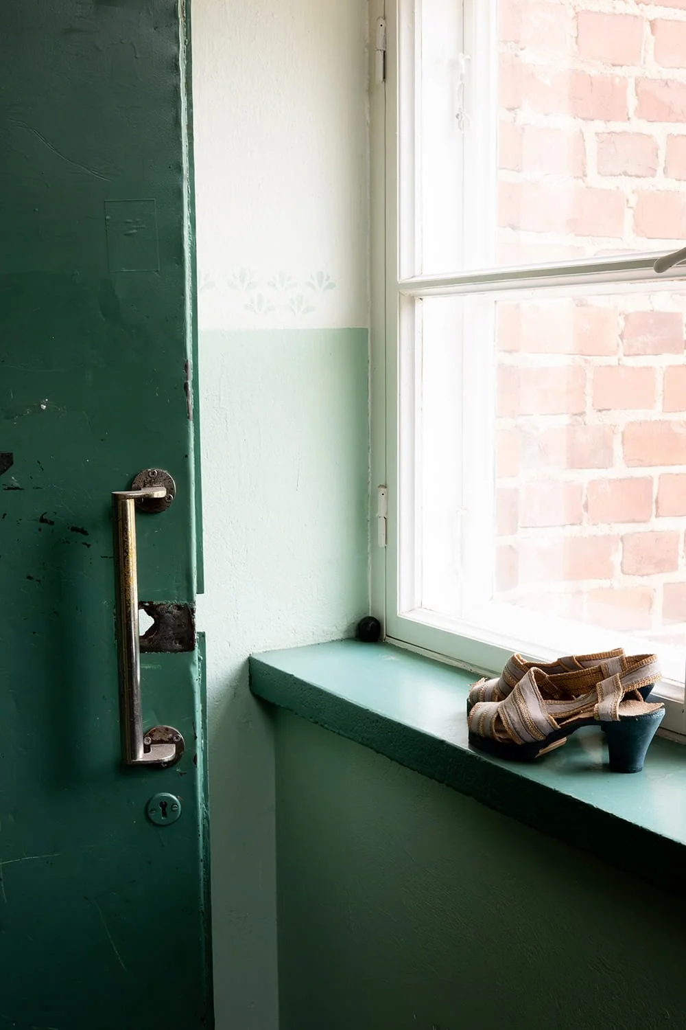 Pasin tehdas tarjoaa uniikkeja työtiloja ja harrastetiloja vanhassa teollisuusrakennuksessa, jossa on säilytetty alkuperäiset vihreät ovet ja tiiliseinät.