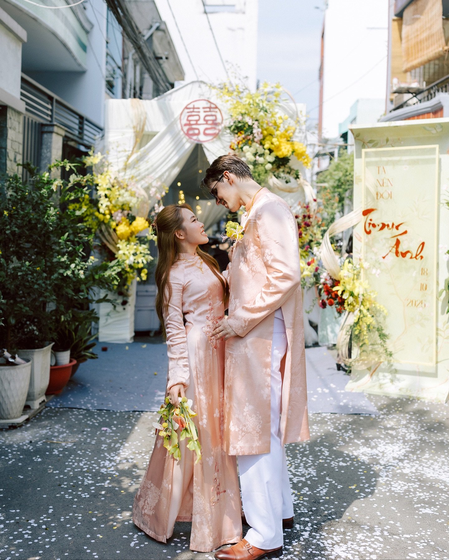 The traditional Vietnamese wedding procession of Anh and Timur.
. Wedding Planner &amp; Concept, Coordinator: @tpweddingplanner Photography: @kailashwedding Decor, flowers: @fleur.bytunlee MUA: @meymeymakeupartist  .
#kailashwedding #kailashweddingfi