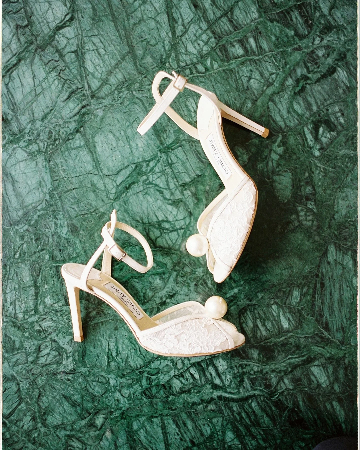 Tina and Jacob&rsquo;s wedding ceremony took place with everyone standing because of the rain, but that didn&rsquo;t diminish the joy and happiness as we celebrated the couple. Congratulations to both of you.
.
Photography: @kailashwedding
Makeup: @n